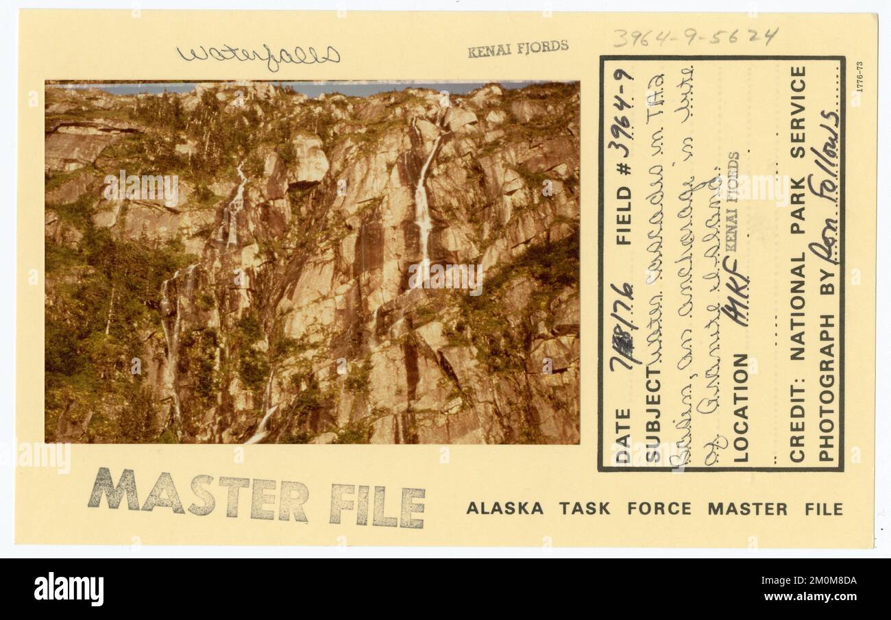 Cascate d'acqua nel bacino Taz, un ancoraggio in morso di Granite Island. Alaska Task Force fotografie Foto Stock