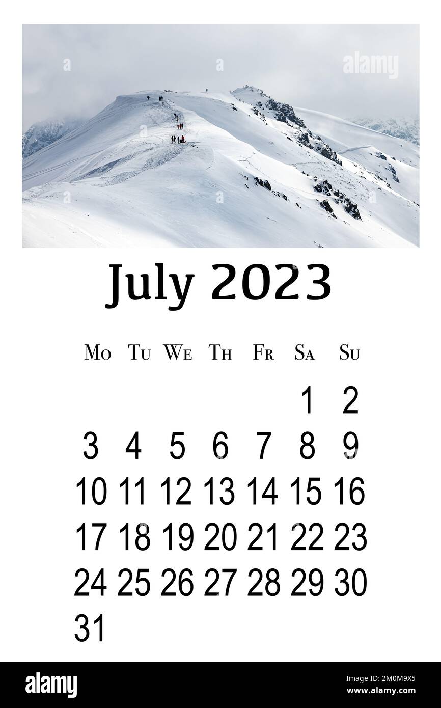 Scheda calendario per 2023. Calendario verticale da parete stampabile, la settimana inizia il lunedì. Splendido paesaggio invernale sui Monti Tatra polacchi. Foto Stock