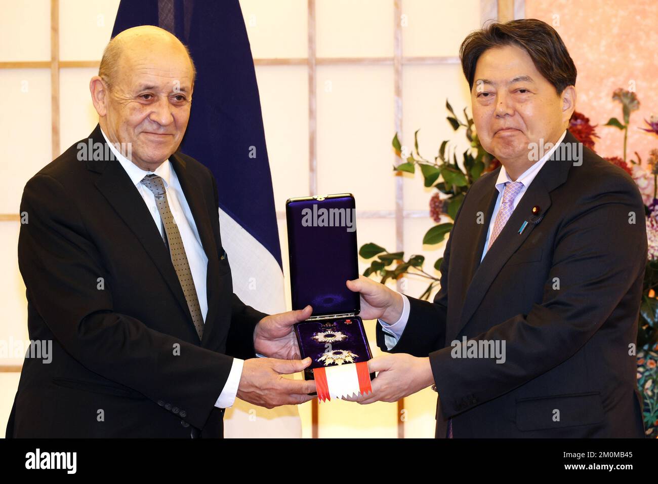 Tokyo, Giappone. 7th Dec, 2022. L'ex ministro degli Esteri francese Jean-Yves le Drian (L) riceve il Gran Cordon dell'Ordine del Sol Levante dal ministro degli Esteri giapponese Yoshimasa Hayashi (R) presso l'ufficio di Hayashi a Tokyo mercoledì 7 dicembre 2022. Credit: Yoshio Tsunoda/AFLO/Alamy Live News Foto Stock