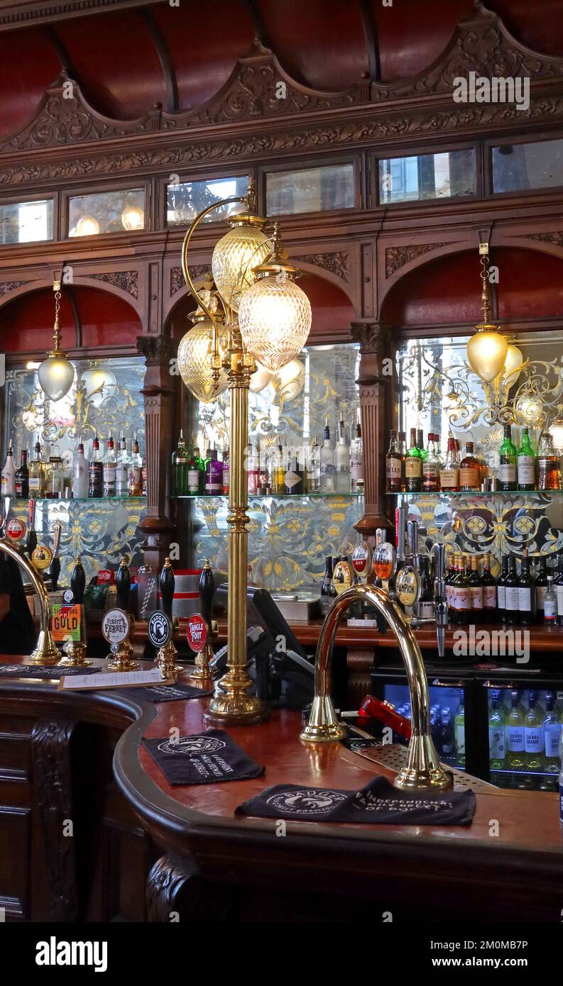 All'interno della St Stephens Tavern, di fronte al Big ben e alle Houses of Parliament, 10 Bridge St, Westminster, Londra, Inghilterra, REGNO UNITO, SW1A 2JJ Foto Stock