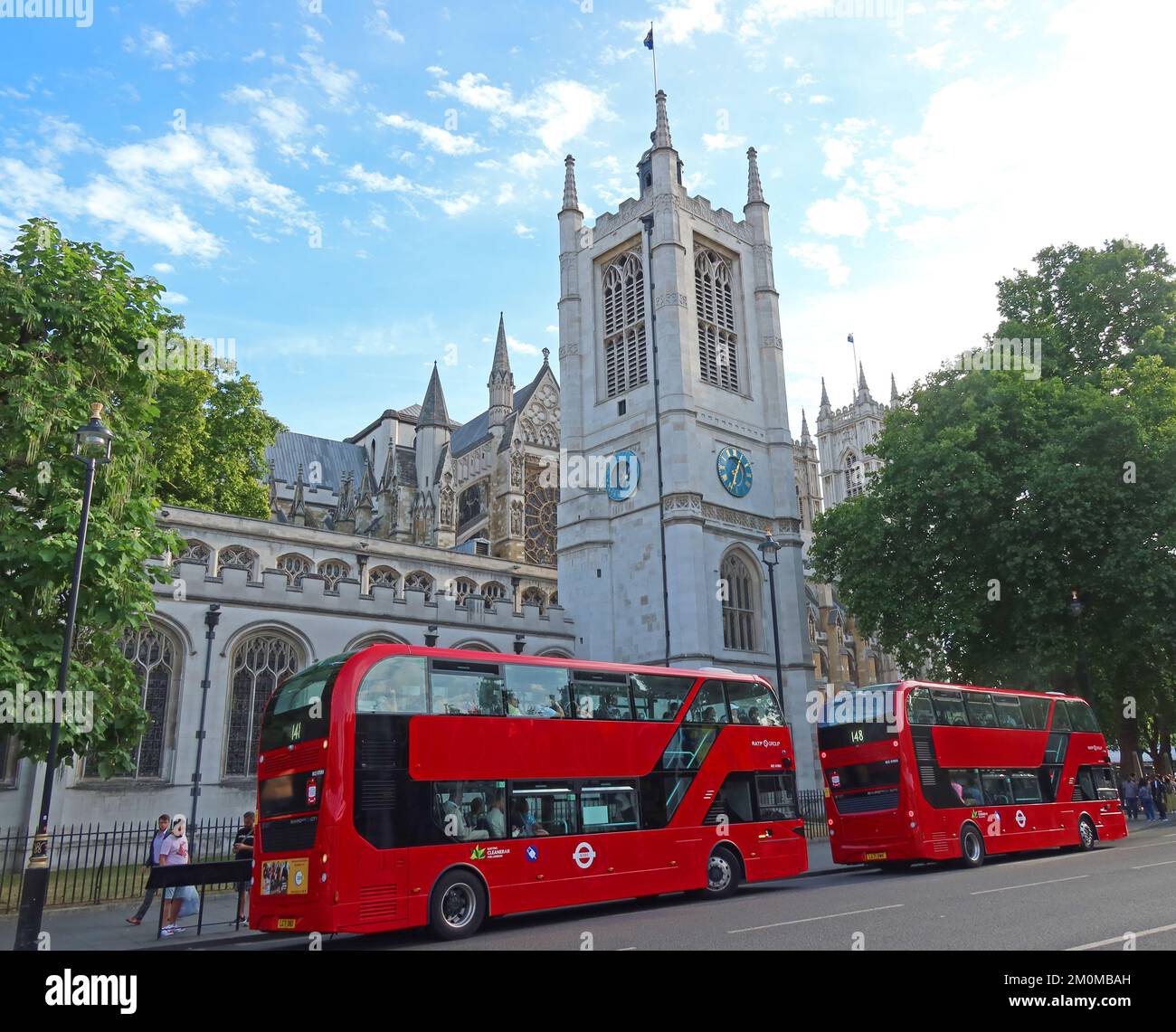 Due autobus 148, fuori Westminster Abbey Londra, Inghilterra, Regno Unito, SW1P 3PA - Collegiata di San Pietro a Westminster Foto Stock