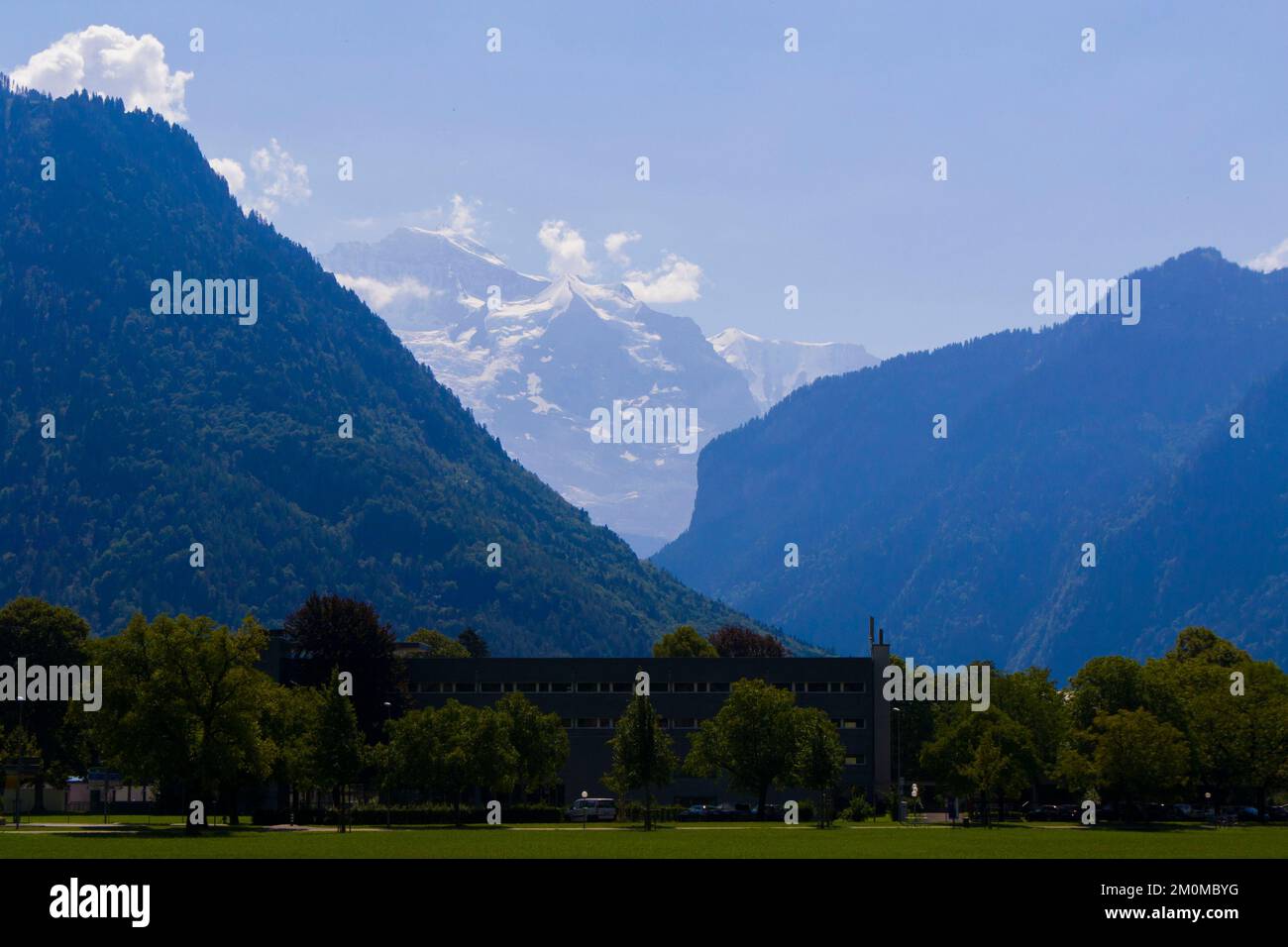 Interlaken con Jungfrau in lontananza Foto Stock