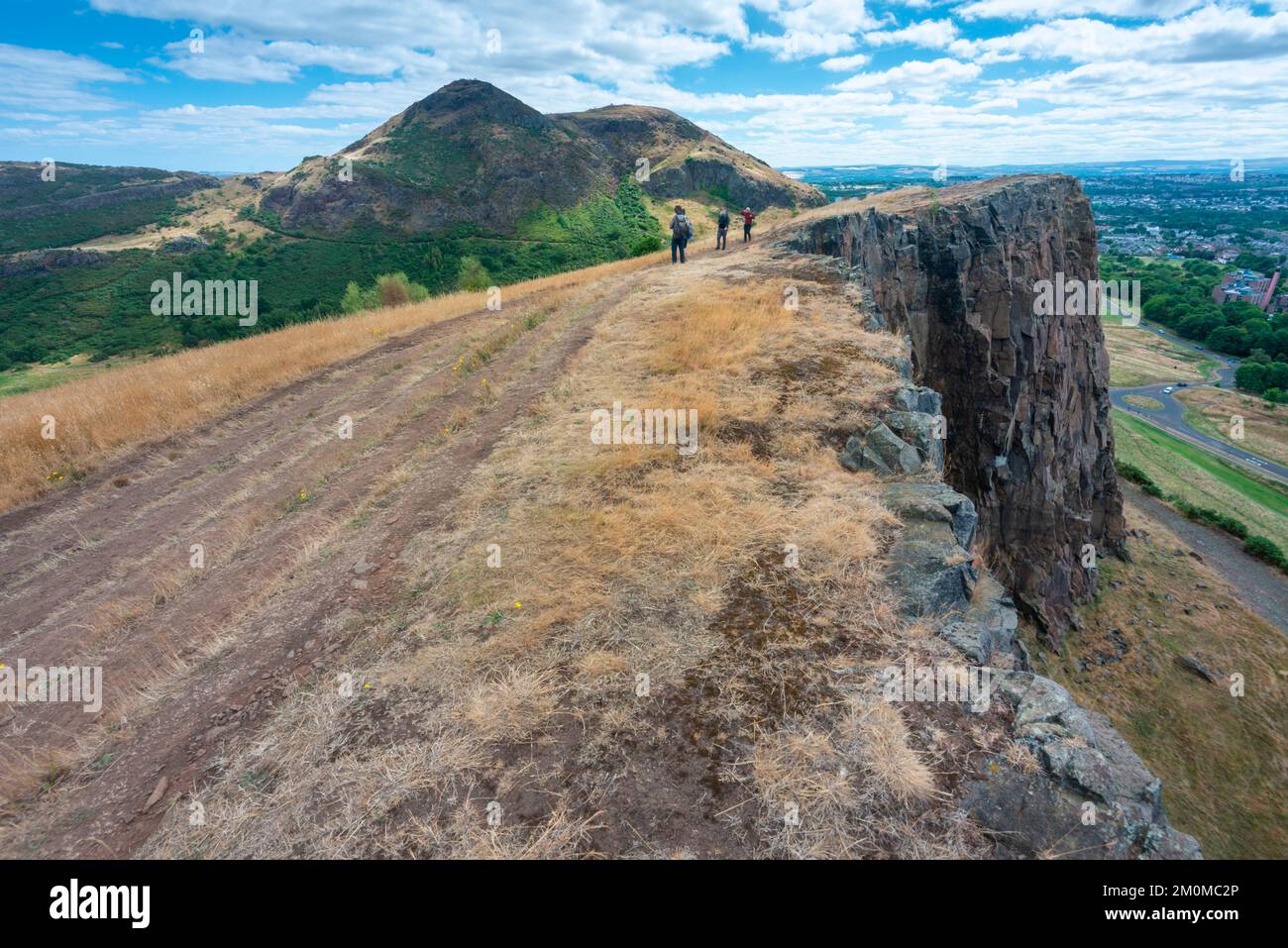 Salendo fino alla cima della montagna che si affaccia sull'Holyrood Park, fantastiche vedute della capitale della Scozia, dal Castello di Edimburgo tutto il tragitto Foto Stock