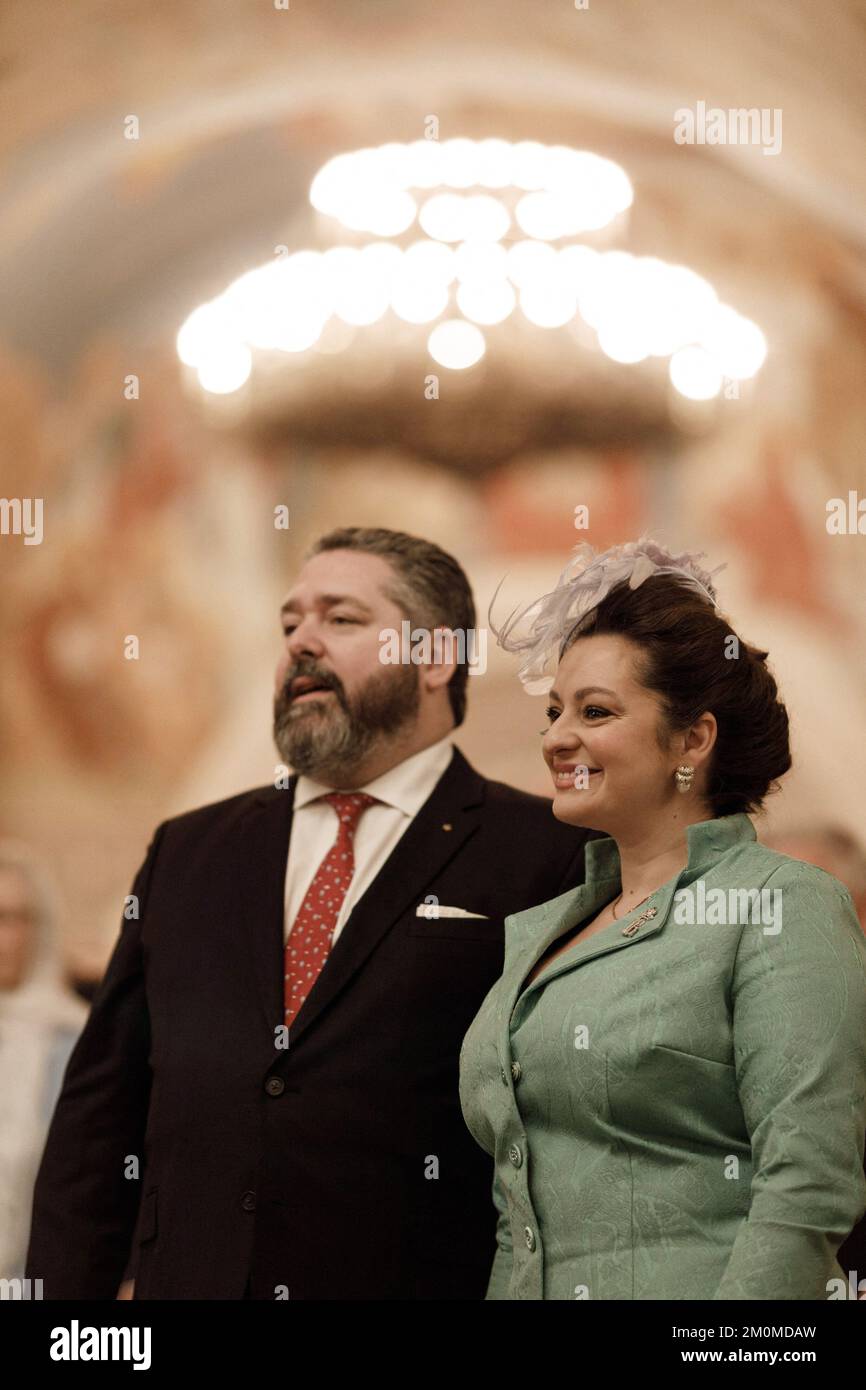 Mosca, Russia, 06/12/2022, il Granduca George Mikhailovich di Russia (Georgi Mikhailovich Romanov) e la Principessa Victoria Romanovna partecipano al battesimo imperiale del Principe Alexandre Georgievitch Romanov celebrato dal Metropolita Dioniso alla Cattedrale di Cristo Salvatore, il 06 dicembre 2022 a Mosca, Russia. Il sacramento del cristianesimo nella tradizione cristiana ortodossa si svolge 40 giorni dopo la nascita del bambino. Il 6th dicembre è il giorno di San Alessandro Nevsky, una figura importante nella fede ortodossa e nella storia russa. HSH è nato in ospedale ZKB a 10:32 e pesato 2,7kg Foto Stock