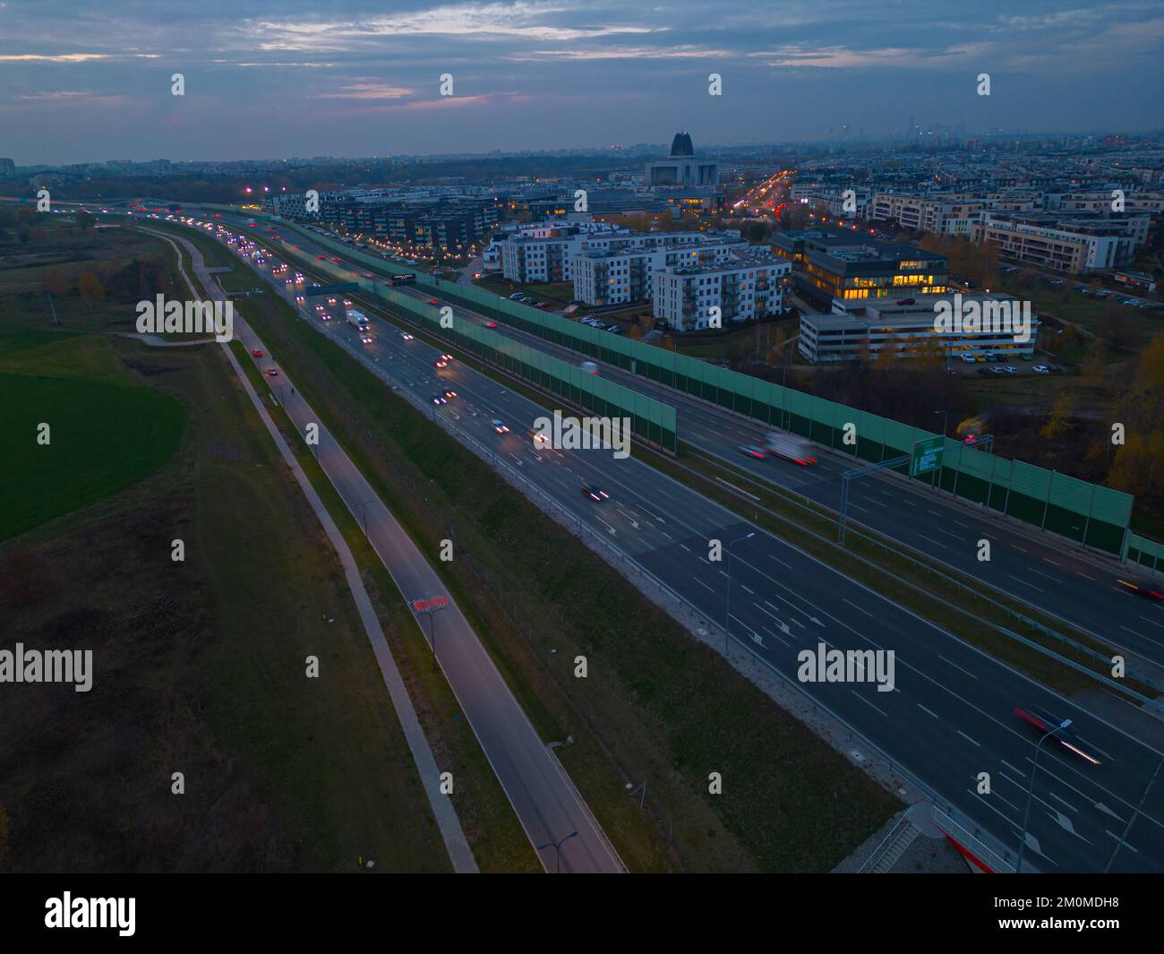 Sentieri per auto all'incrocio con la città, Traffic. Video. Top Down Aerial Drone visione di una strada di notte con auto di guida, fari riflettenti. Aer Foto Stock