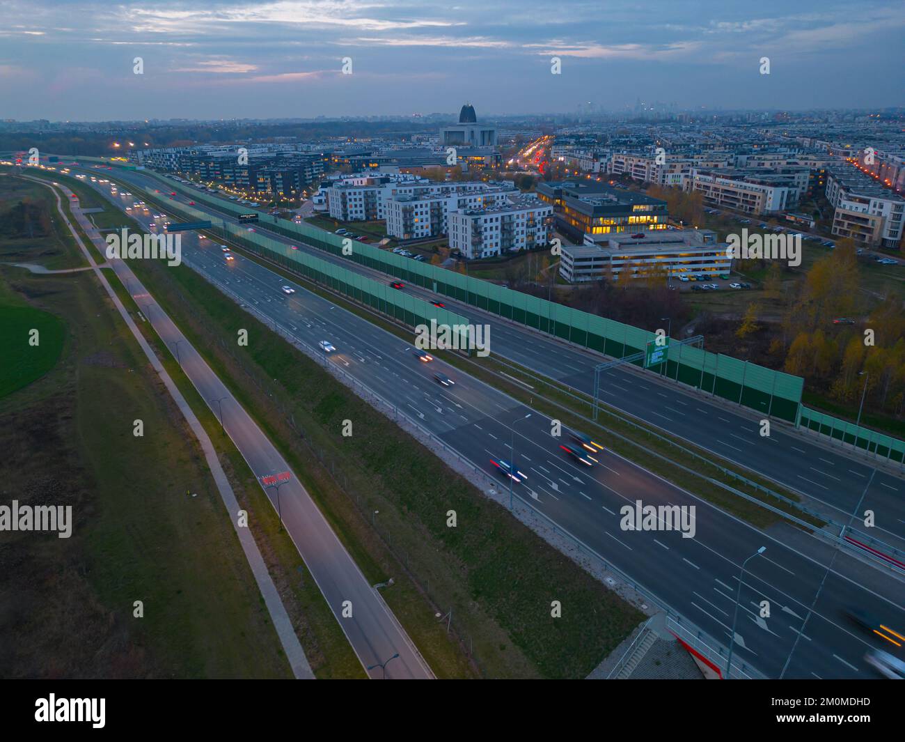 Sentieri per auto all'incrocio con la città, Traffic. Video. Top Down Aerial Drone visione di una strada di notte con auto di guida, fari riflettenti. Aer Foto Stock