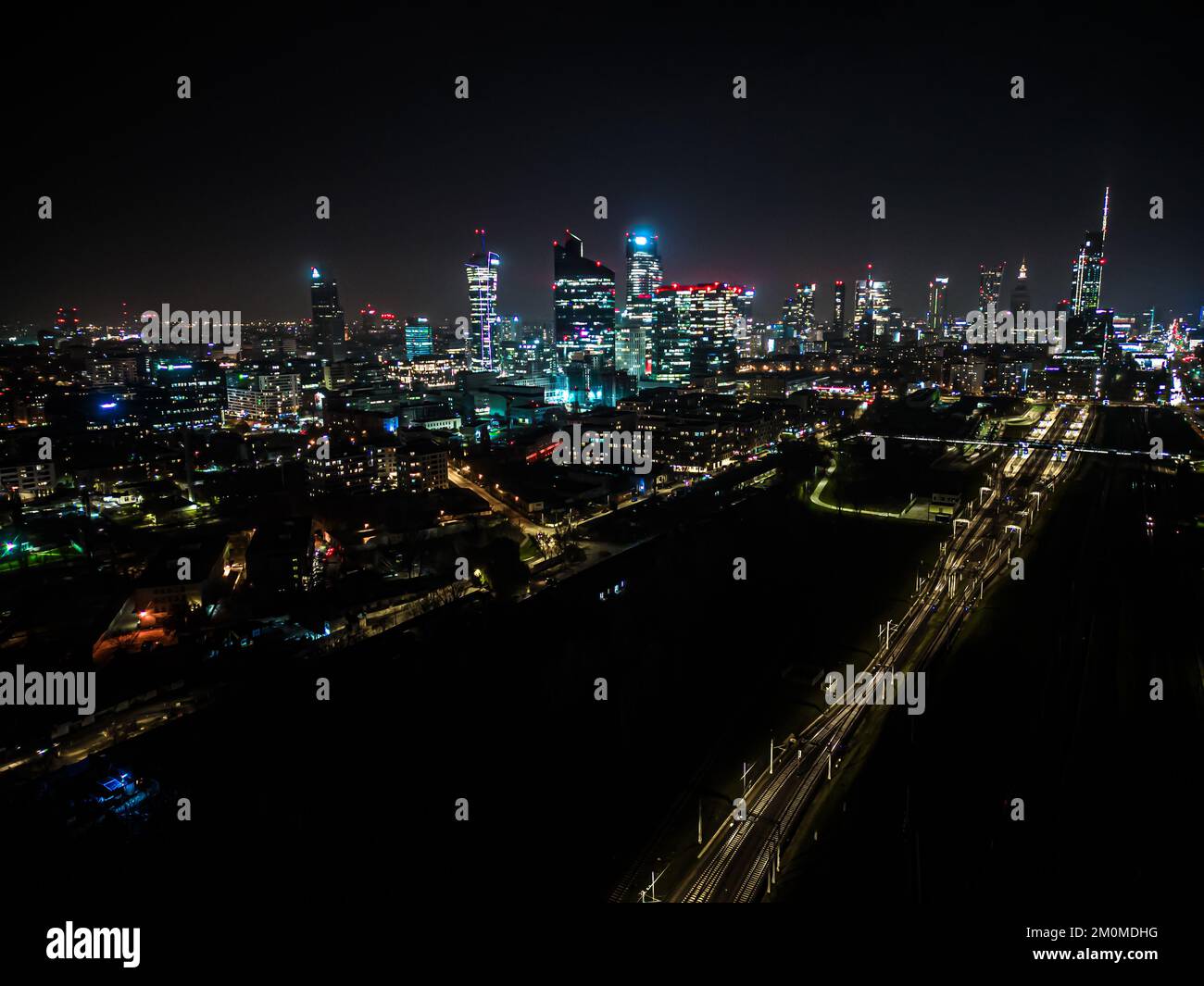 Sentieri per auto all'incrocio con la città, Traffic. Video. Top Down Aerial Drone visione di una strada di notte con auto di guida, fari riflettenti. Aer Foto Stock