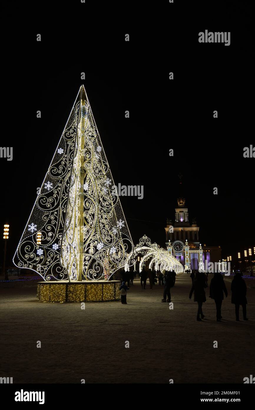 Belle decorazioni di luce di Capodanno e Natale nella 'Mostra dei risultati dell'economia nazionale' (VDNKh) al buio con la neve Foto Stock