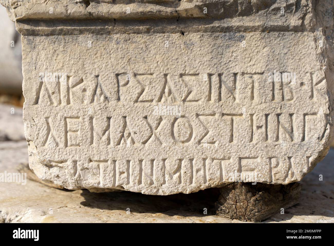Antiche iscrizioni greche scolpite sulla pietra delle antiche rovine di un'antica città greca. Foto di alta qualità Foto Stock