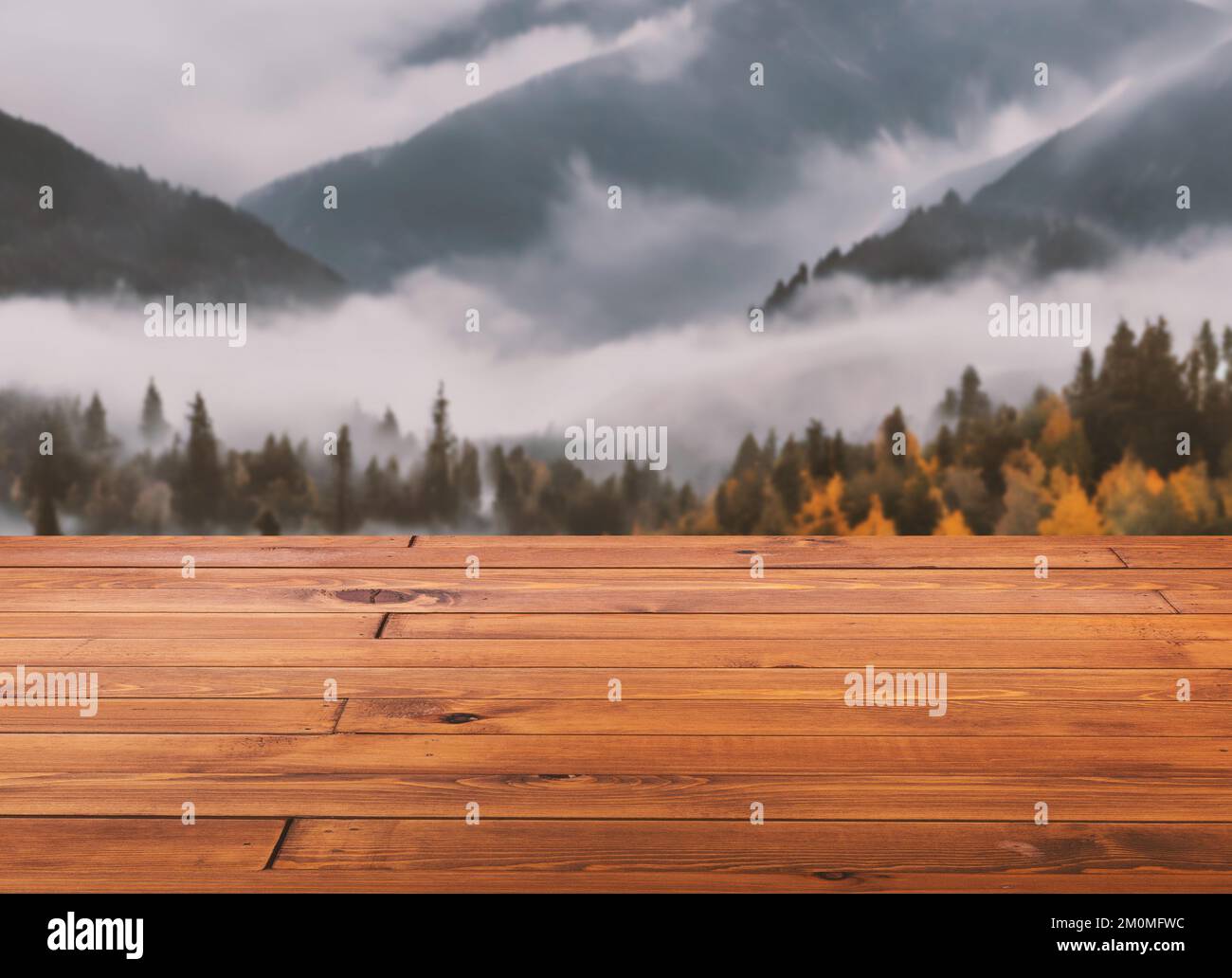Bella tavola marrone o pavimento di legno scrivania, poco lucido superficie, vista prospettica, lo sfondo di foresta di pini sfocata montagna e nebbia. Empt Foto Stock