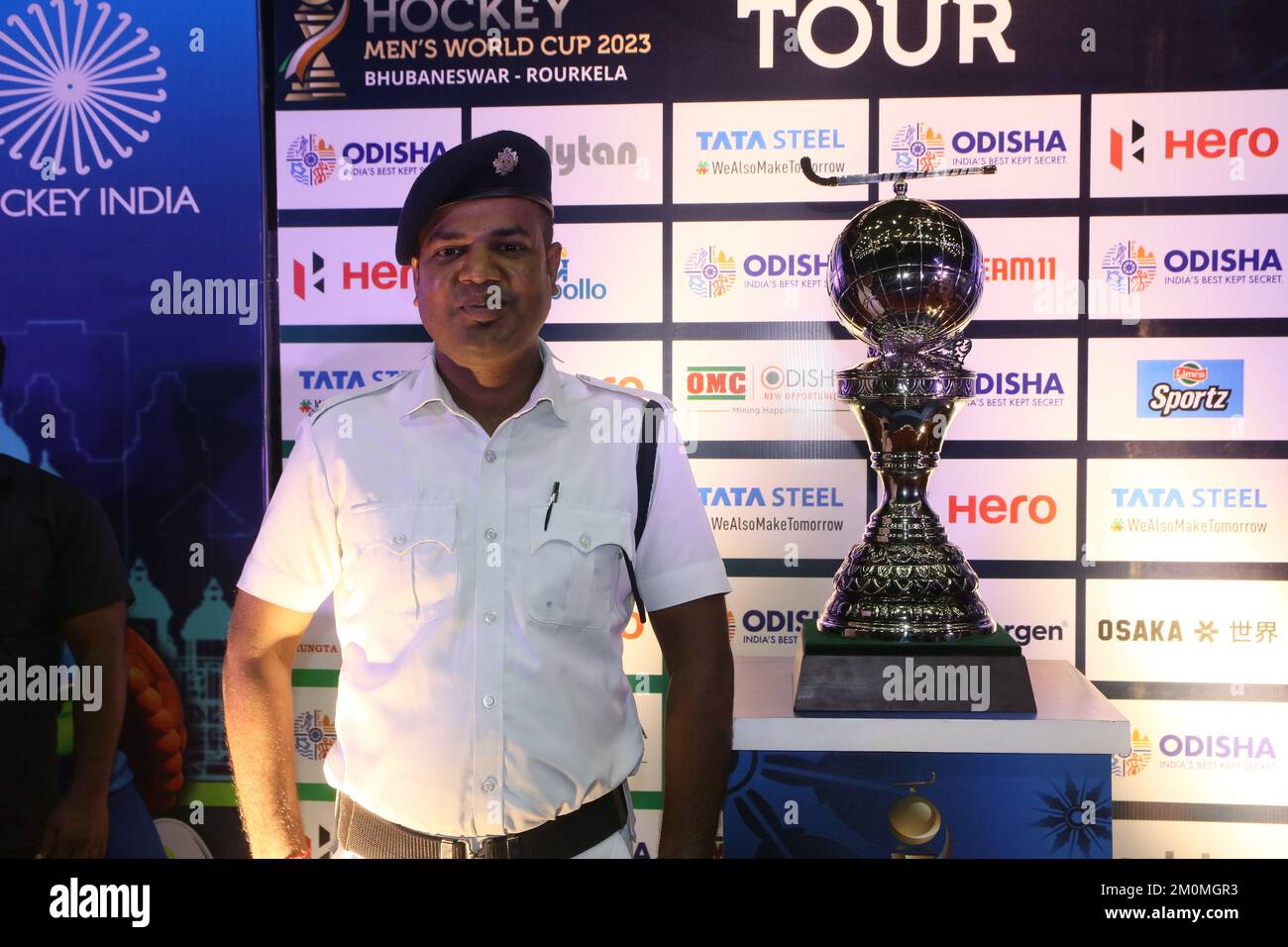Kolkata, India. 06th Dec, 2022. Il tour dei trofei per la prossima edizione 15th della Coppa del mondo di Hockey FIH maschile è in mostra durante un evento a Kolkata. (Foto di Dipa Chakraorty/Pacific Press) Credit: Pacific Press Media Production Corp./Alamy Live News Foto Stock