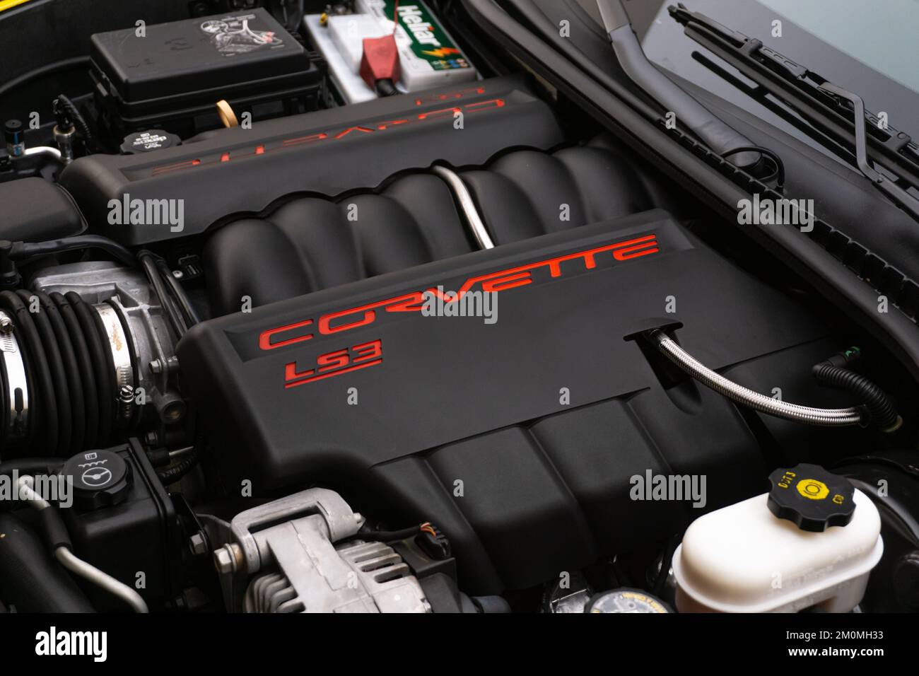 Primo piano della copertura del motore Corvette C6 Grand Sport, nera con scritta Corvette rossa. Foto Stock