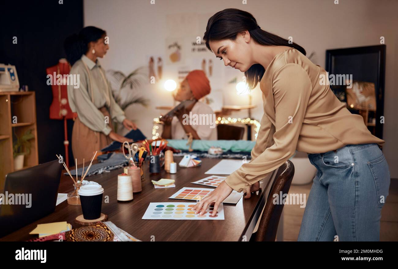 Moda, officina e produzione donne di notte per le piccole imprese, startup produzione o la gestione al dettaglio di scelta del colore. Industria tessile Foto Stock