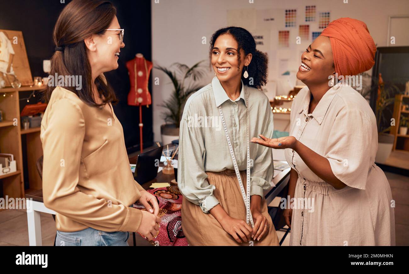 Moda, designer e amici con le donne in officina in pausa per la produzione, l'idea o la creatività. Collaborazione, lavoro di squadra e felice con il gruppo Foto Stock