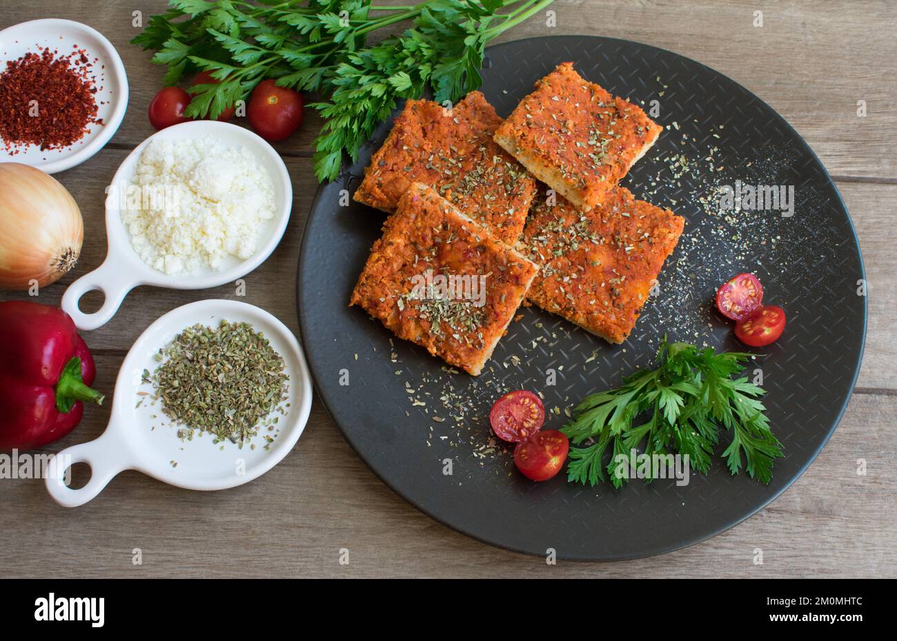 Tradizionale Ekmek biberli turco, pasta di peperoncino rosso, vista dall'alto. Foto Stock
