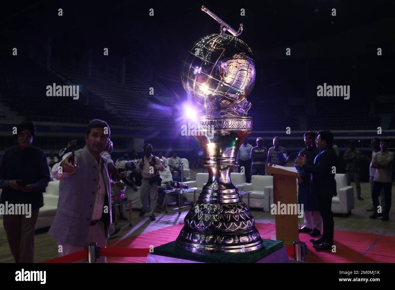 Kolkata, Bengala Occidentale, India. 6th Dec, 2022. Il tour dei trofei per la prossima edizione 15th della Coppa del mondo di Hockey FIH maschile è in mostra durante un evento a Kolkata. (Credit Image: © Dipa Chakraorty/Pacific Press via ZUMA Press Wire) Foto Stock