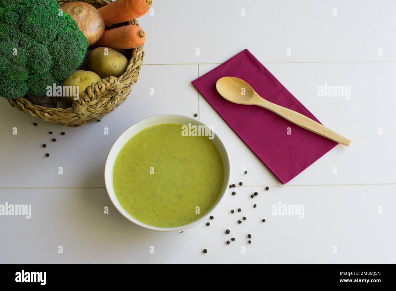 Zuppa di broccoli fresca in ciotola, cibo sano, vivere sano. Foto Stock