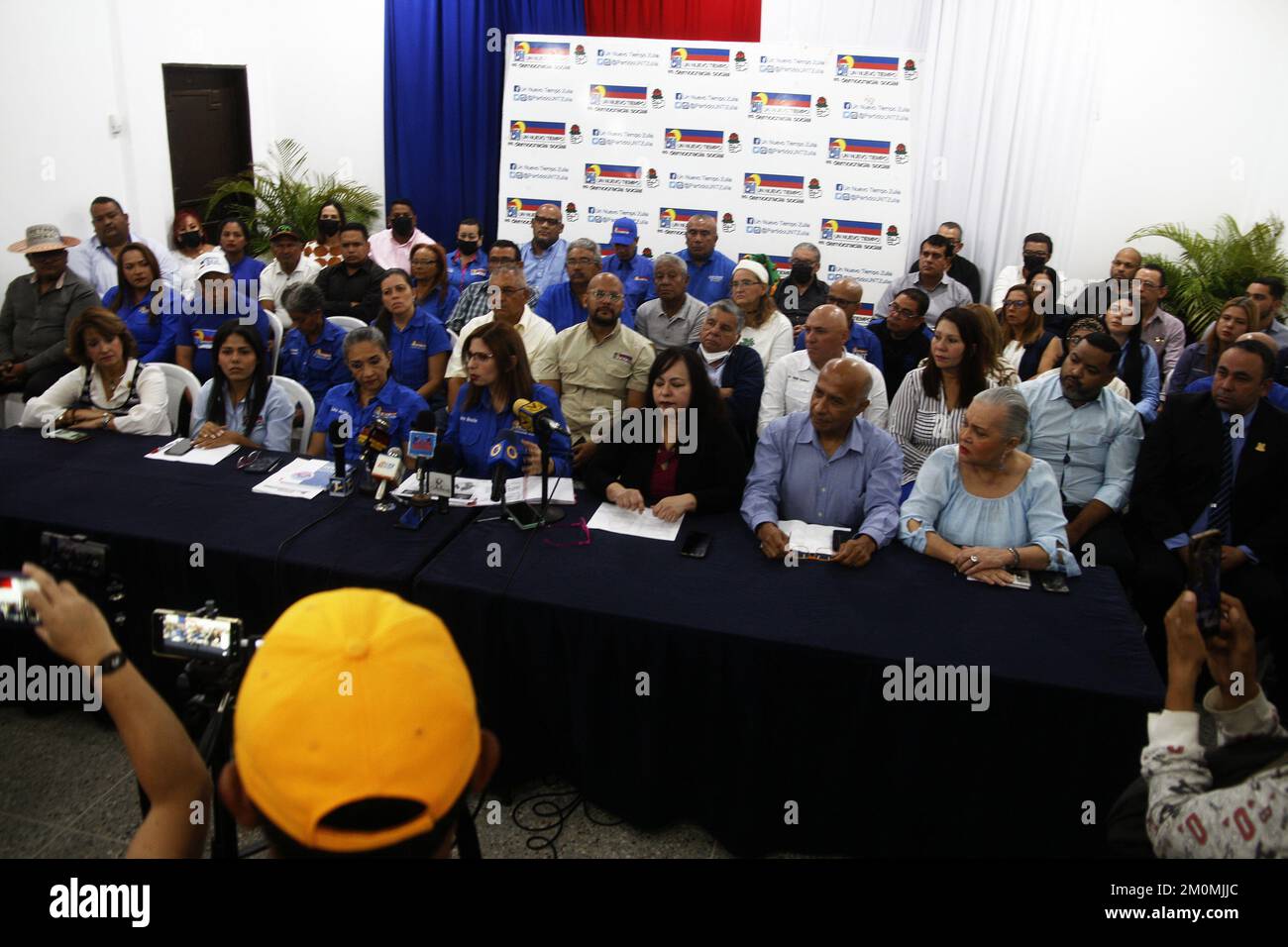 Maracaibo, Venezuela. 06th Dec, 2022. La direzione esecutiva regionale del partito UNT e i membri della Commissione elettorale dello Stato di Zulia hanno convocato una conferenza stampa nella città di Maracaibo, Venezuela, il 6 dicembre 2022. Il presidente della tenda blu Nora Bracho era incaricato di informare i media dei risultati ottenuti nella giornata elettorale dello scorso sabato 3. La presidente ha affermato di essere orgogliosa e grata ai sostenitori che hanno portato ad una cifra di 127.248 voti nello Stato di Zulia. (Foto di Humberto Matheus/Sipa USA) Credit: Sipa USA/Alamy Live News Foto Stock