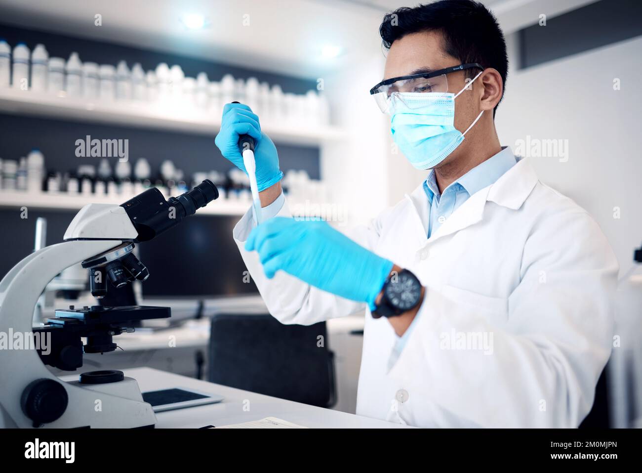 Covid, ricerca e scienziato in un laboratorio per un test, innovazione scientifica e sviluppo medico per il futuro. Analisi chimica, studi sanitari e. Foto Stock