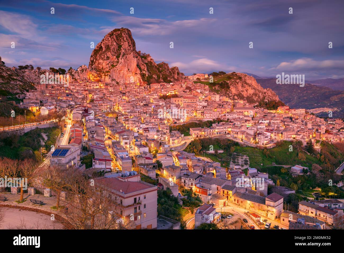 Caltabellotta, Sicilia, Italia. Immagine di paesaggio urbano se Caltabellotta città storica in Sicilia al tramonto drammatico. Foto Stock