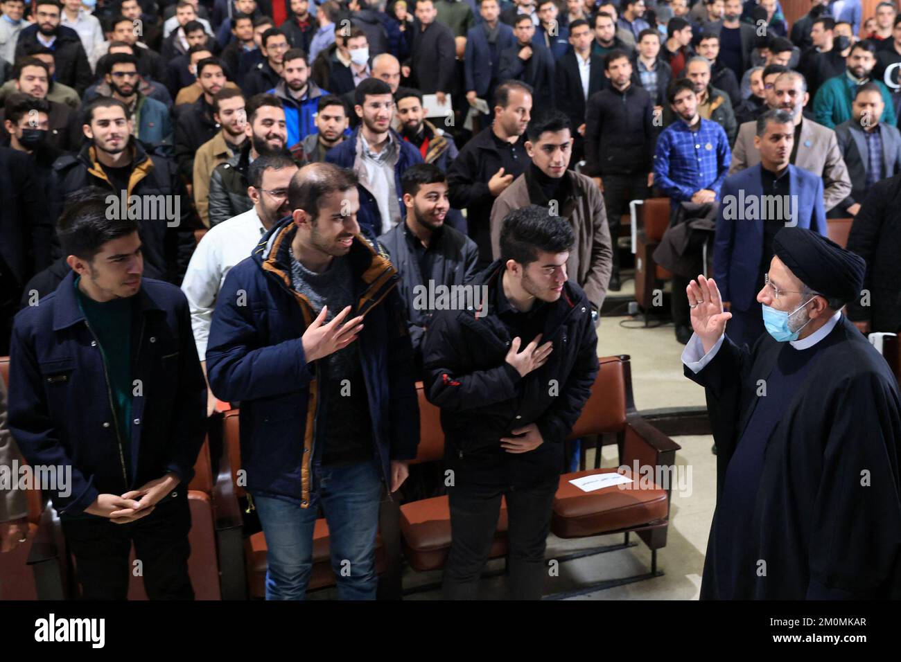 Teheran, Iran, 7 dicembre 2022. Il presidente iraniano Ebrahim Raisi partecipa alla Giornata dello studente all’Università di Teheran. Teheran, Iran, 7 dicembre 2022. Il Presidente ultra conservatore Ebrahim Raisi ha fatto una visita mercoledì ad un'università e ha lodato gli studenti per la loro accoglienza nonostante l'atmosfera di rivolte dopo quasi tre mesi di proteste. La Repubblica islamica è stata scossa dalle proteste, dette dai funzionari come 'rivolte', dalla morte di Mahsa Amini nel settembre 16 dopo il suo arresto per una presunta violazione del codice di abbigliamento del paese per le donne. "Ringrazio gli studenti cari e lungimiranti che non hanno permesso Foto Stock