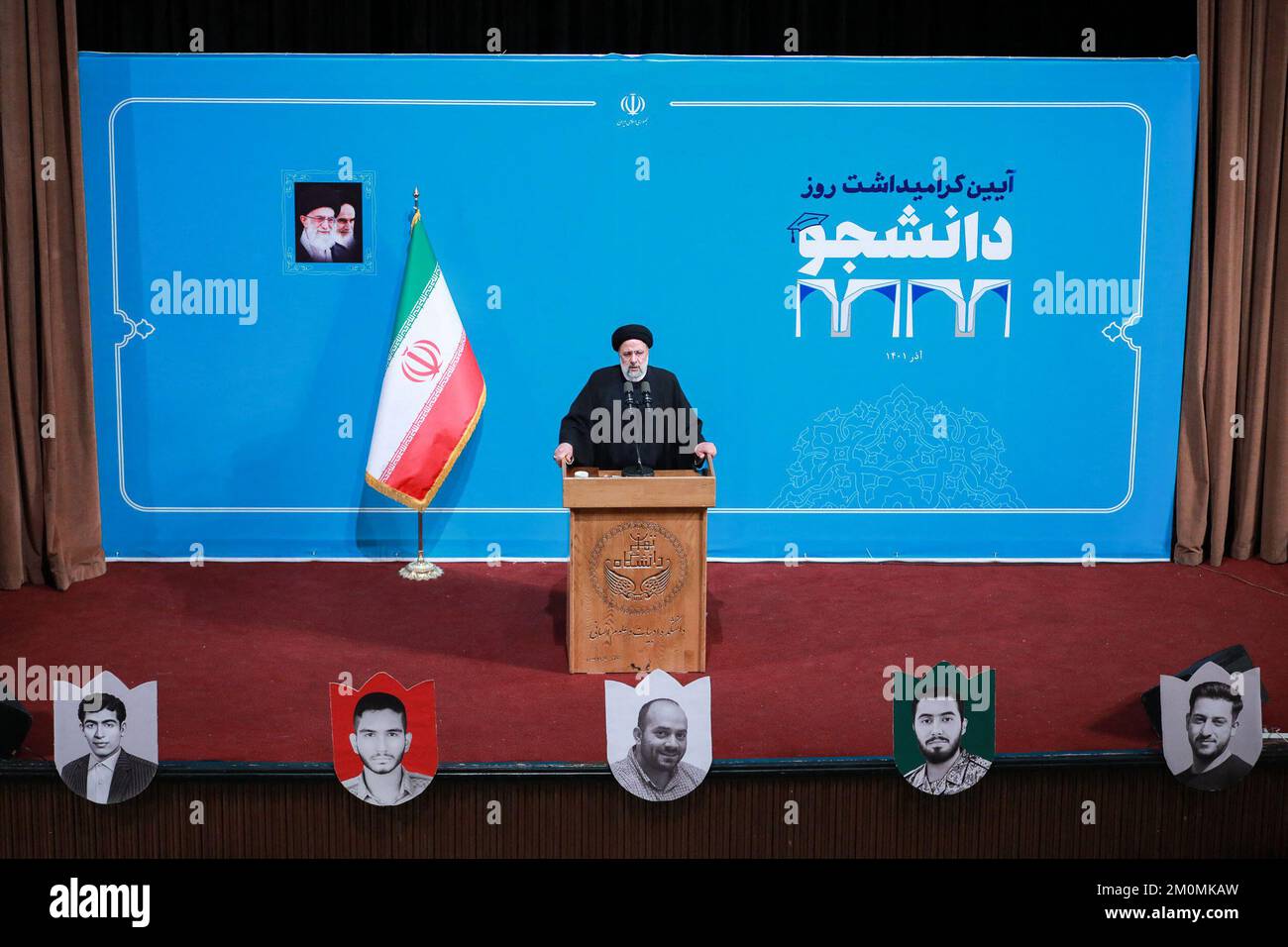Teheran, Iran, 7 dicembre 2022. Il presidente iraniano Ebrahim Raisi tiene un discorso all'Università di Teheran mentre il paese islamico segna la Giornata dello studente. Teheran, Iran, 7 dicembre 2022. Il Presidente ultra conservatore Ebrahim Raisi ha fatto una visita mercoledì ad un'università e ha lodato gli studenti per la loro accoglienza nonostante l'atmosfera di rivolte dopo quasi tre mesi di proteste. La Repubblica islamica è stata scossa dalle proteste, dette dai funzionari come 'rivolte', dalla morte di Mahsa Amini nel settembre 16 dopo il suo arresto per una presunta violazione del codice di abbigliamento del paese per le donne. "Ringrazio il caro An Foto Stock
