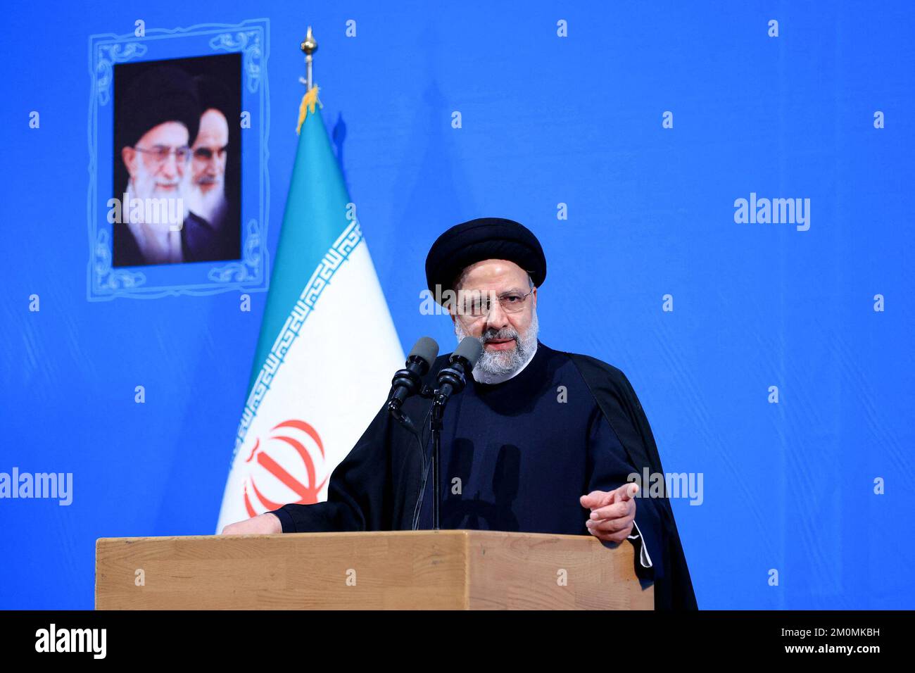 Teheran, Iran, 7 dicembre 2022. Il presidente iraniano Ebrahim Raisi tiene un discorso all'Università di Teheran mentre il paese islamico segna la Giornata dello studente. Teheran, Iran, 7 dicembre 2022. Il Presidente ultra conservatore Ebrahim Raisi ha fatto una visita mercoledì ad un'università e ha lodato gli studenti per la loro accoglienza nonostante l'atmosfera di rivolte dopo quasi tre mesi di proteste. La Repubblica islamica è stata scossa dalle proteste, dette dai funzionari come 'rivolte', dalla morte di Mahsa Amini nel settembre 16 dopo il suo arresto per una presunta violazione del codice di abbigliamento del paese per le donne. "Ringrazio il caro An Foto Stock