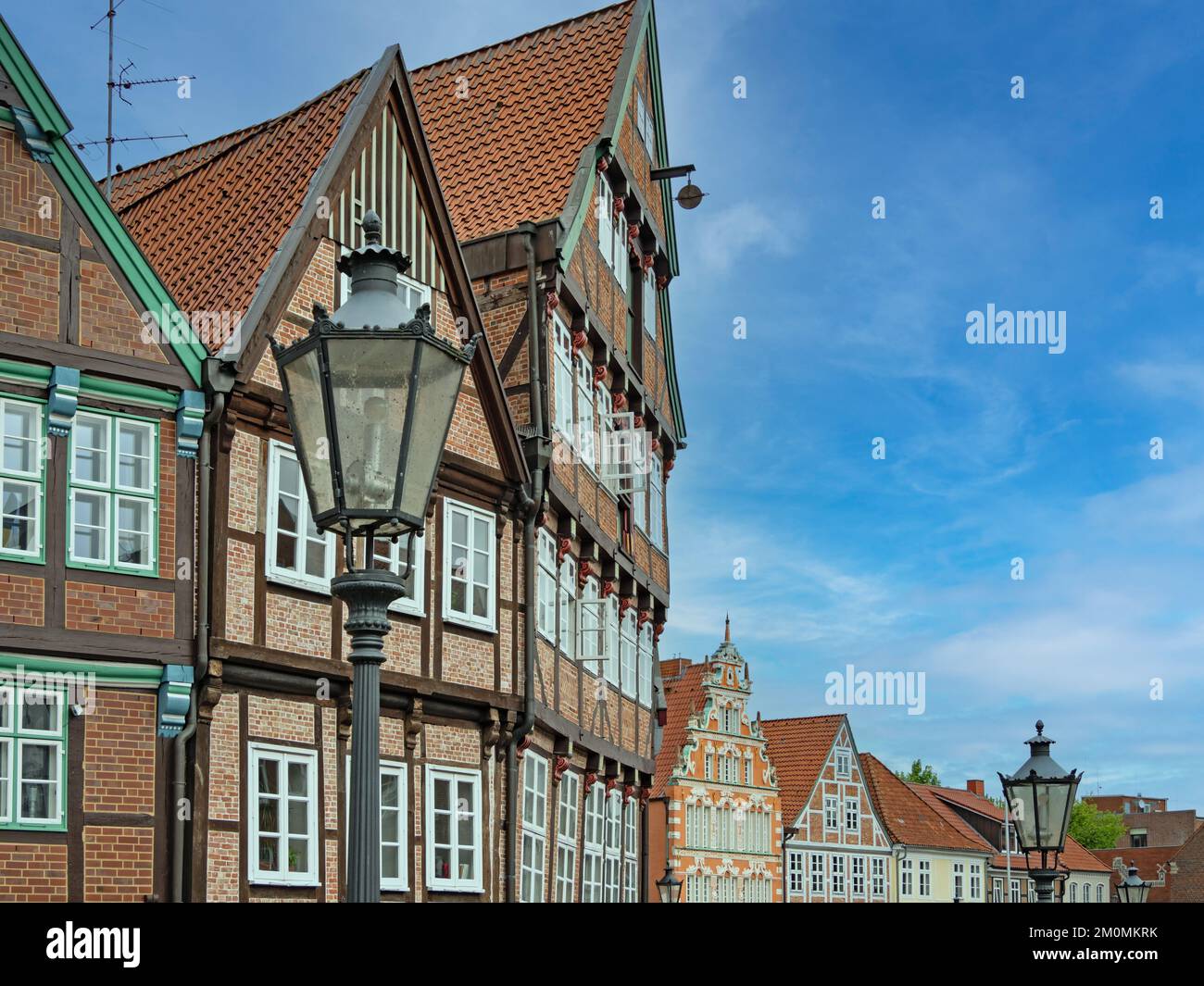 Gables di vecchie case e lampade storiche di strada nel centro storico della città anseatica di Stade, bassa Sassonia, Germania Foto Stock