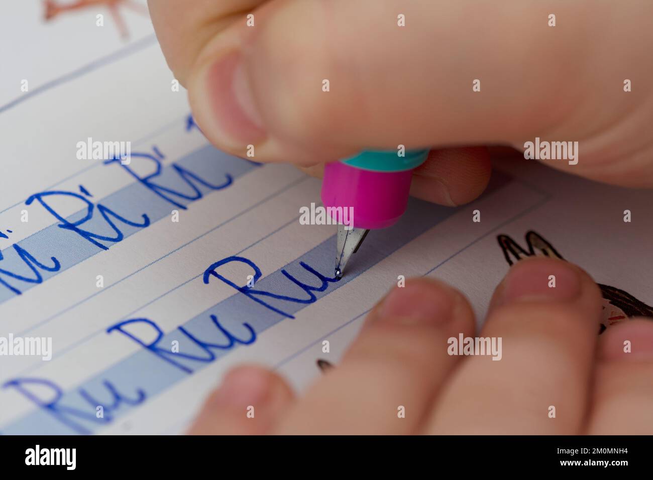 L'allievo della scuola primaria impara a scrivere Foto Stock