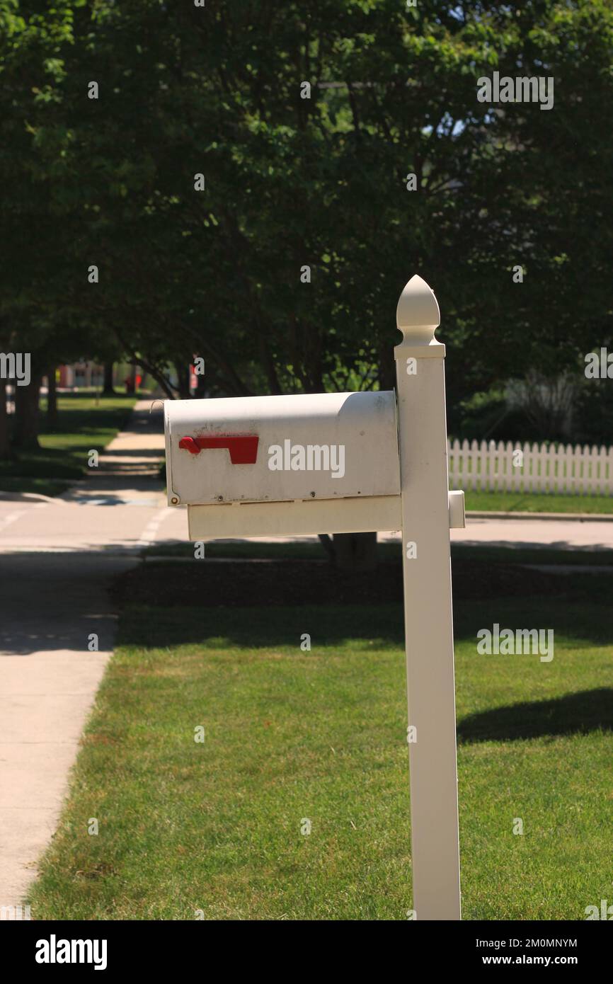 Tipica cassetta della posta americana all'aperto sul lato della strada  suburbana