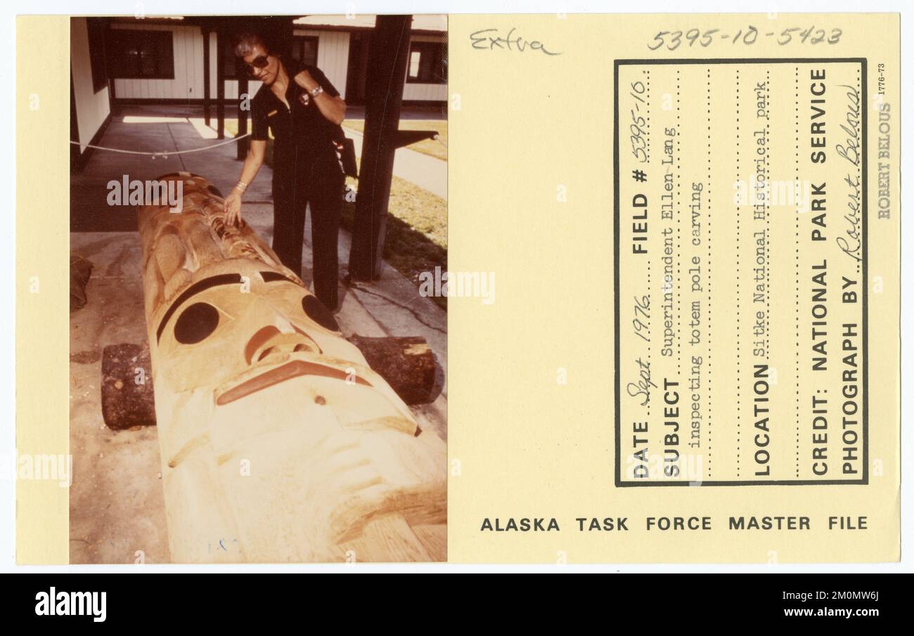 Il sovrintendente Ellen Lang ispeziona l'intaglio del totem. Alaska Task Force fotografie Foto Stock