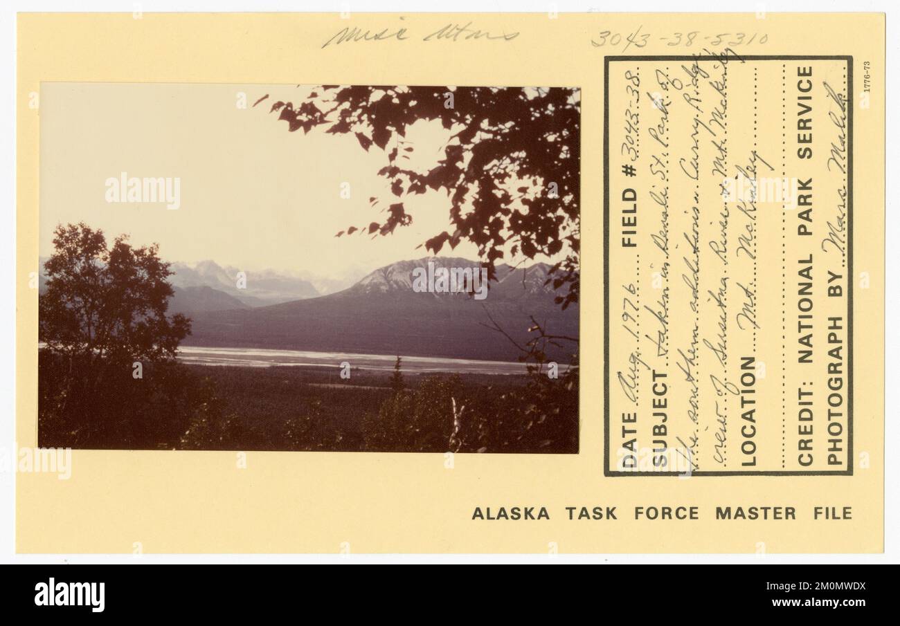 Presa nel Denali state Park delle aggiunte meridionali. Curry Ridge, vista sul fiume Susitna e sul Monte McKinley. Alaska Task Force fotografie Foto Stock