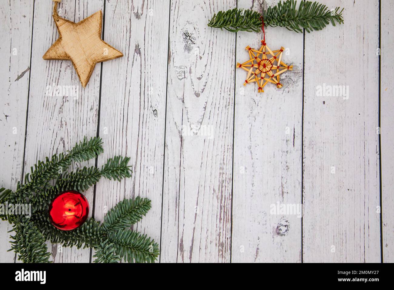 Biglietto d'Avvento con sfondo bianco e spazio per un messaggio personale per Natale Foto Stock