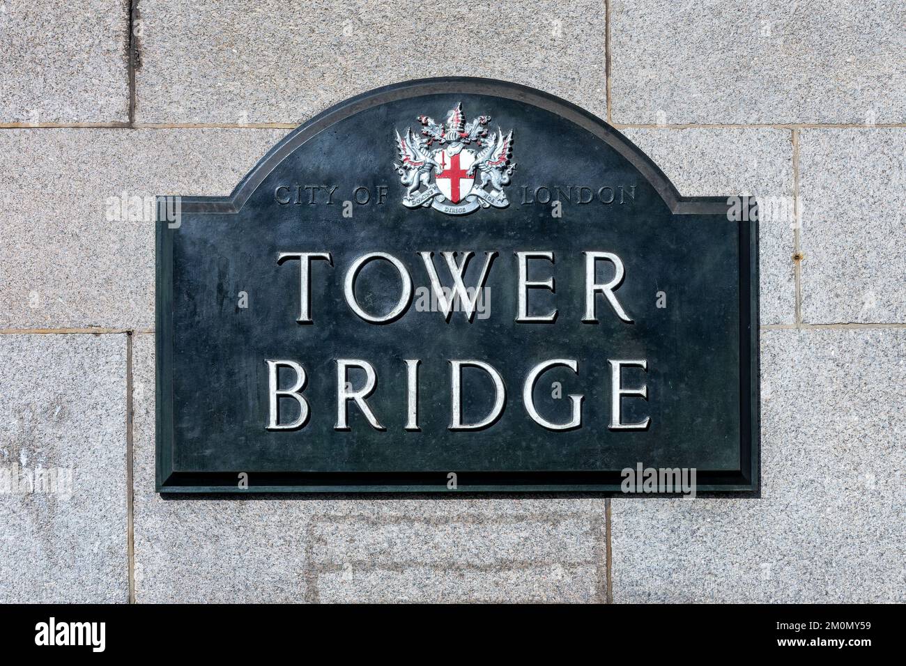 Cartello stradale Tower Bridge su un muro a Londra, Regno Unito Foto Stock