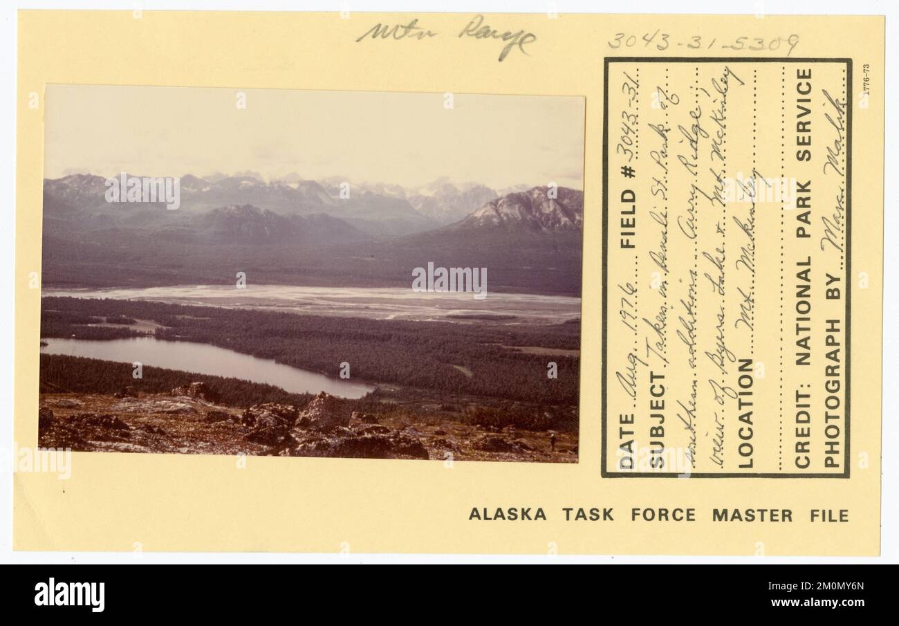 Presa nel Denali state Park delle aggiunte meridionali. Curry Ridge, vista sul lago Byers e sul monte McKinley. Alaska Task Force fotografie Foto Stock