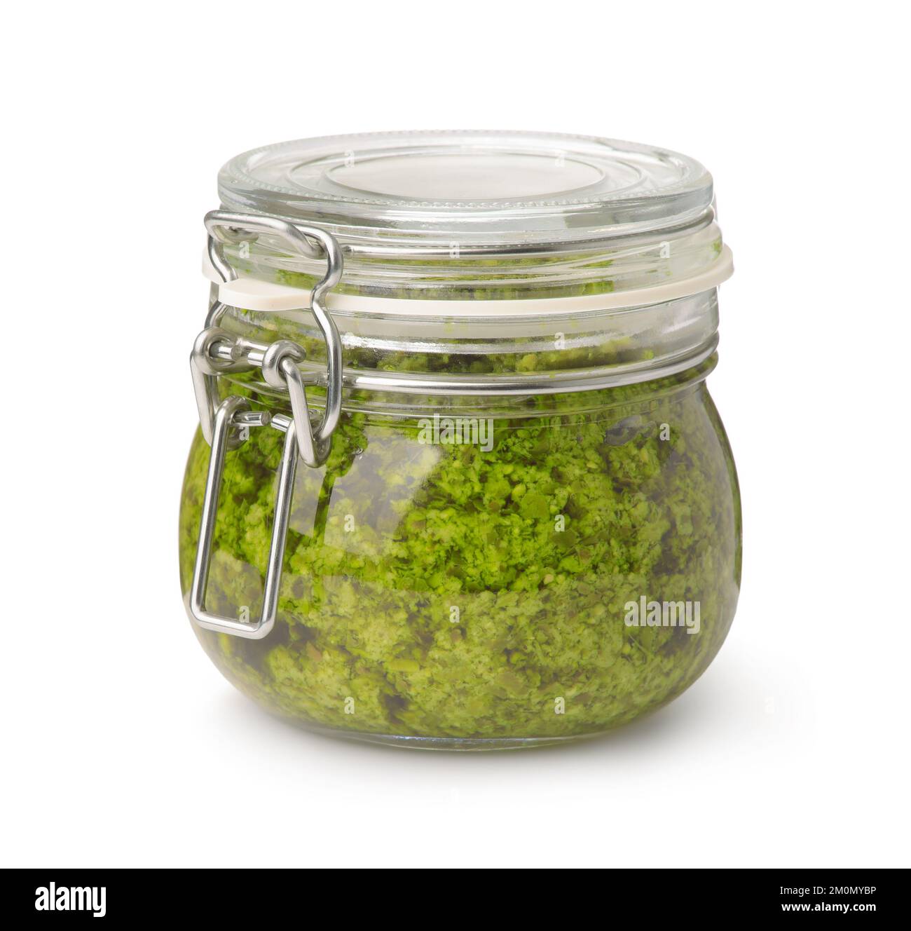 Vista frontale della salsa al pesto verde fatta in casa in vaso di vetro isolato su bianco Foto Stock