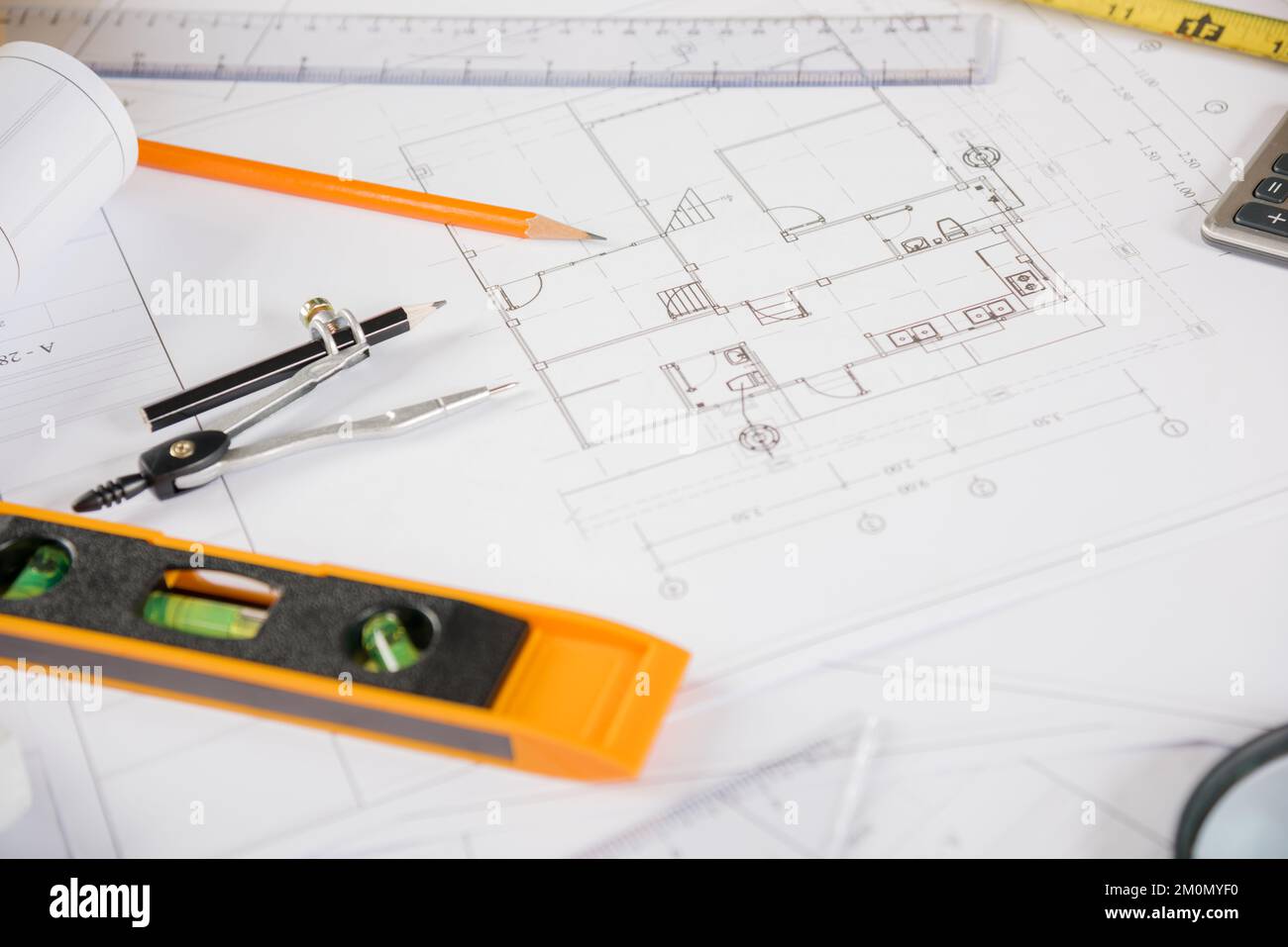 Vista dall'alto del documento di pianificazione della casa con gli strumenti di riparazione sul tavolo dell'ufficio architettura Foto Stock