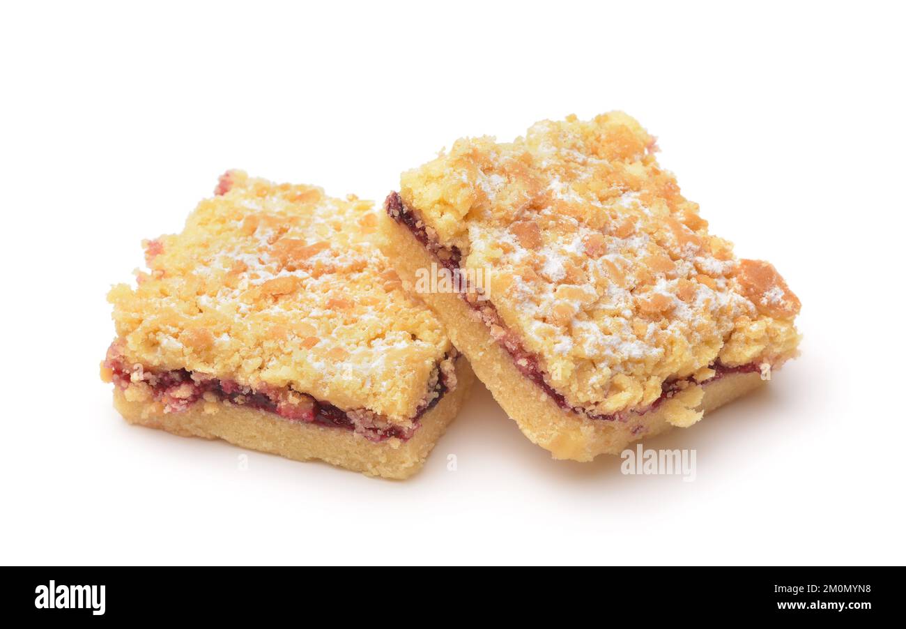 Due pezzi di torta di briciole appena sfornata con marmellata di frutta isolata su bianco Foto Stock