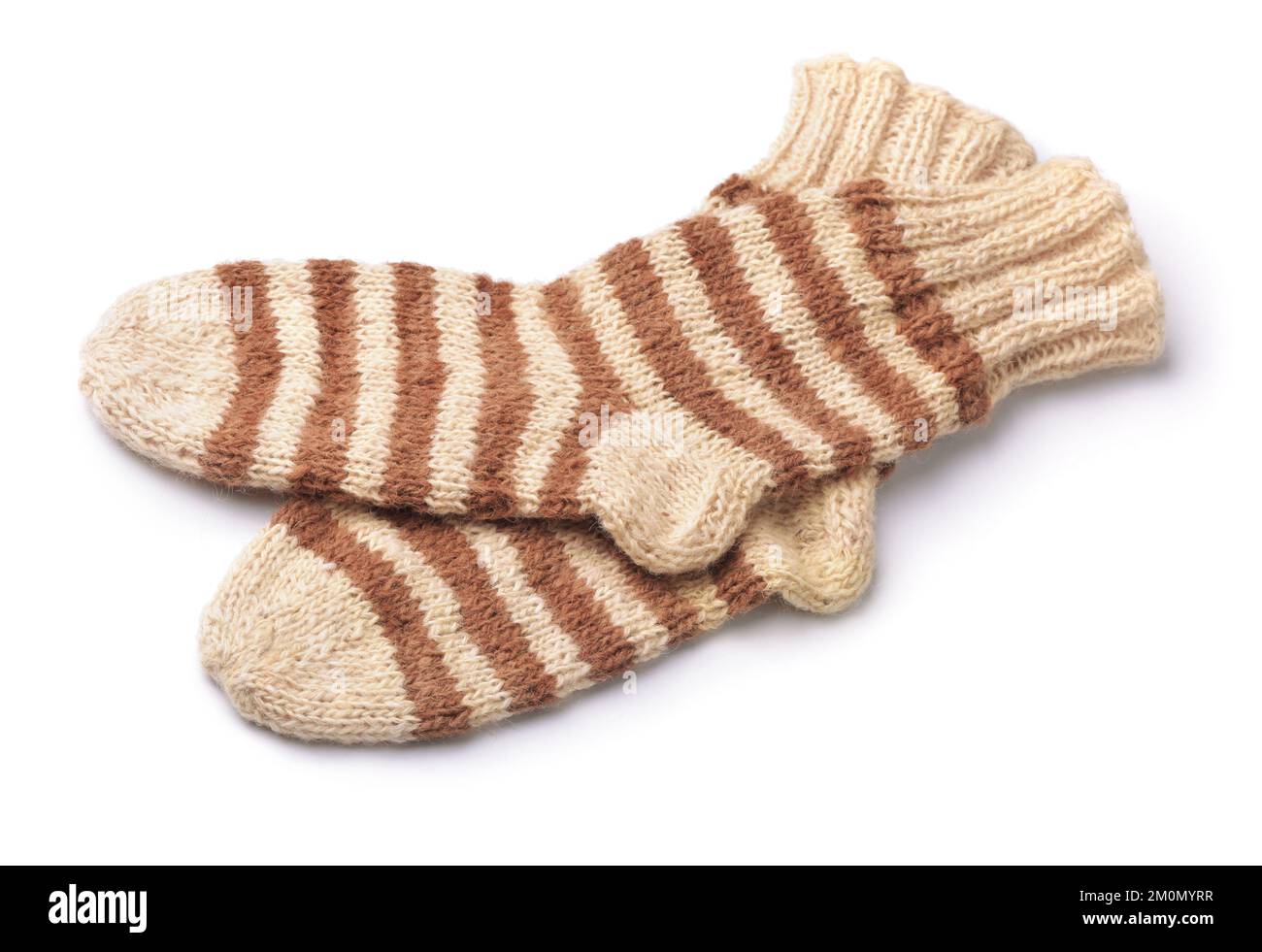 Calze in maglia di lana a righe isolate su bianco Foto Stock