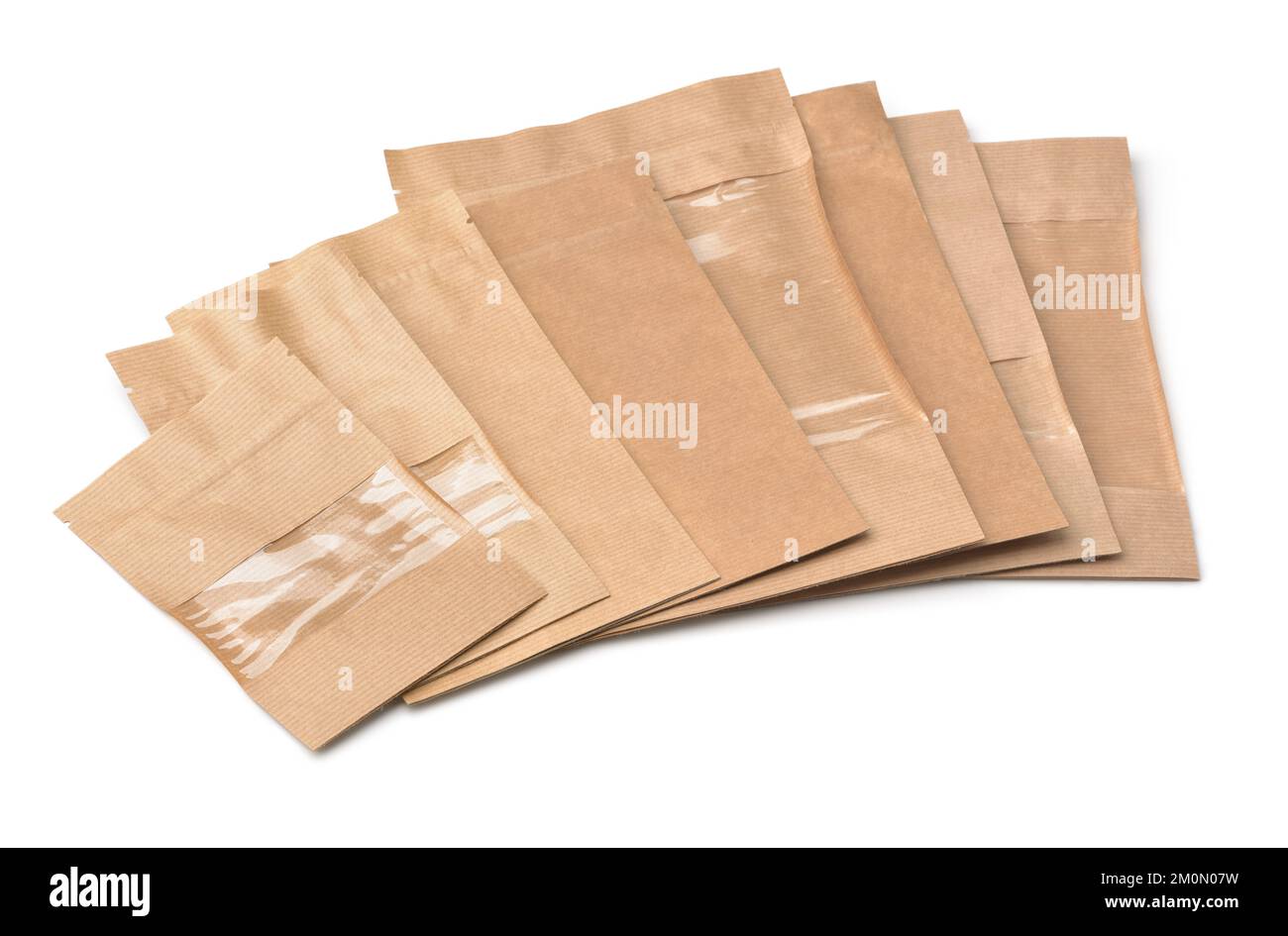 Gruppo di vari nuovi sacchetti di carta marrone vuoti isolati su bianco Foto Stock