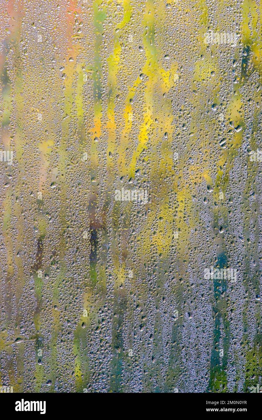 Schemi astratti di condensazione sulla finestra. Foto Stock