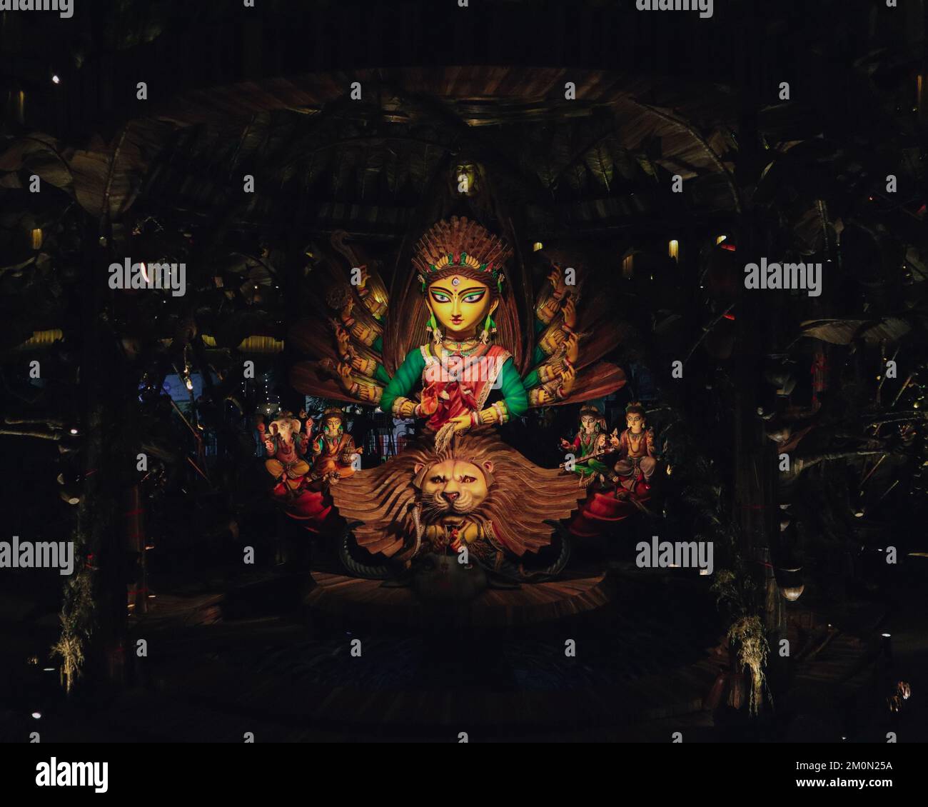 Un primo piano della statua della dea Durga su uno stand di legno Foto Stock