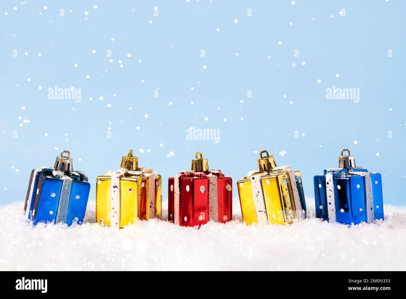 Biglietto d'auguri fiabesco invernale con Natale e Capodanno 2023. Decorazione dell'albero di Natale in forma di scatole regalo su uno sfondo blu. Foto Stock