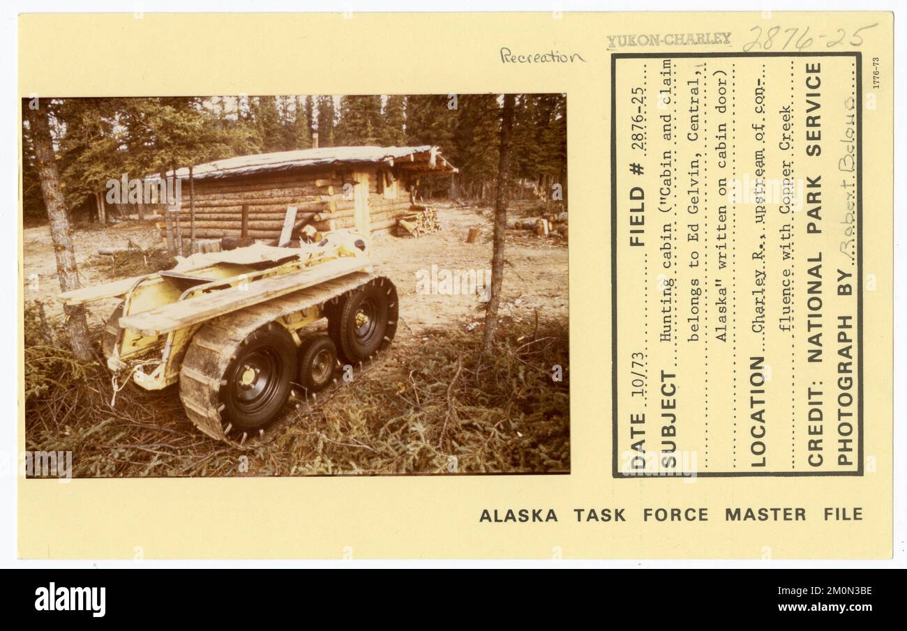 Cabina di caccia ('Cabin and claim appartiene a ed Gelvin, Central, Alaska' scritto sulla porta della cabina). Alaska Task Force fotografie Foto Stock