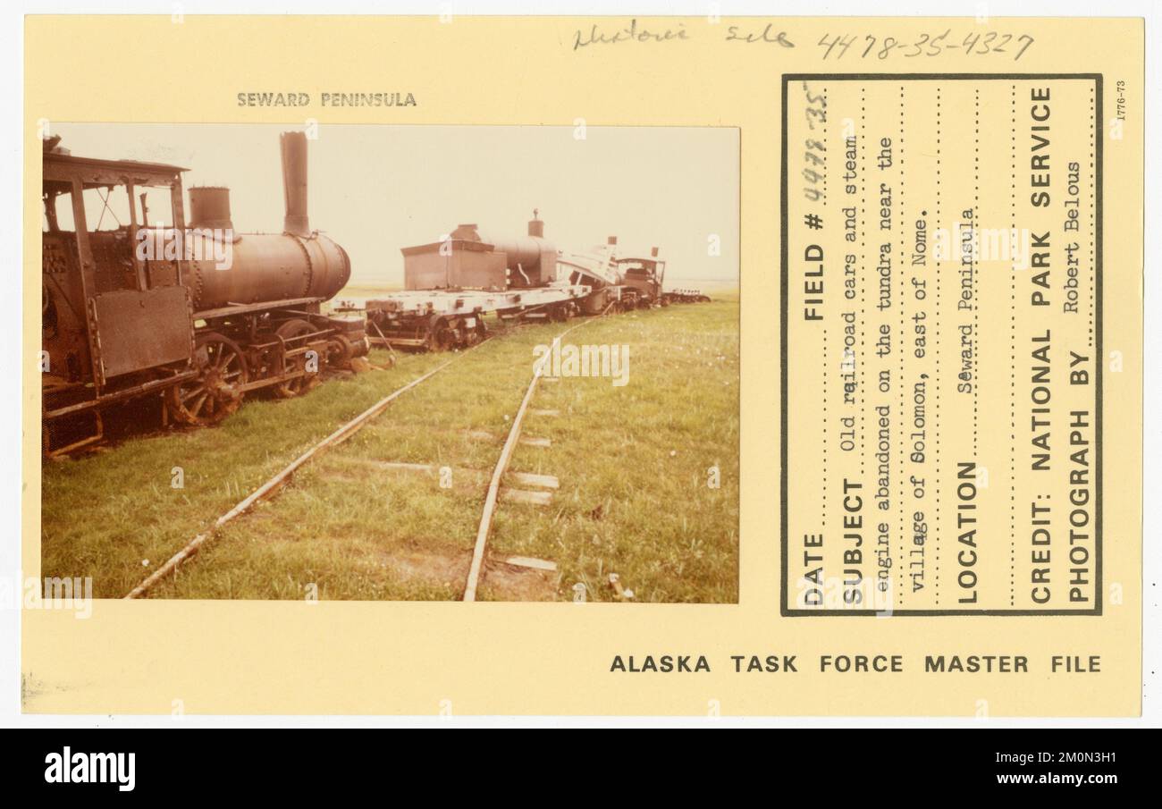 Vecchie auto ferroviarie e motore a vapore abbandonati sulla tundra vicino al villaggio di Salomone, a est di Nome. Alaska Task Force fotografie Foto Stock