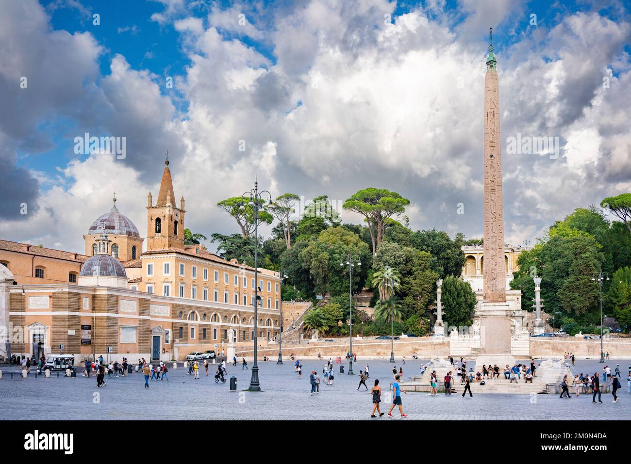 Grande piazza a Roma Italia alle porte settentrionali della città Foto Stock