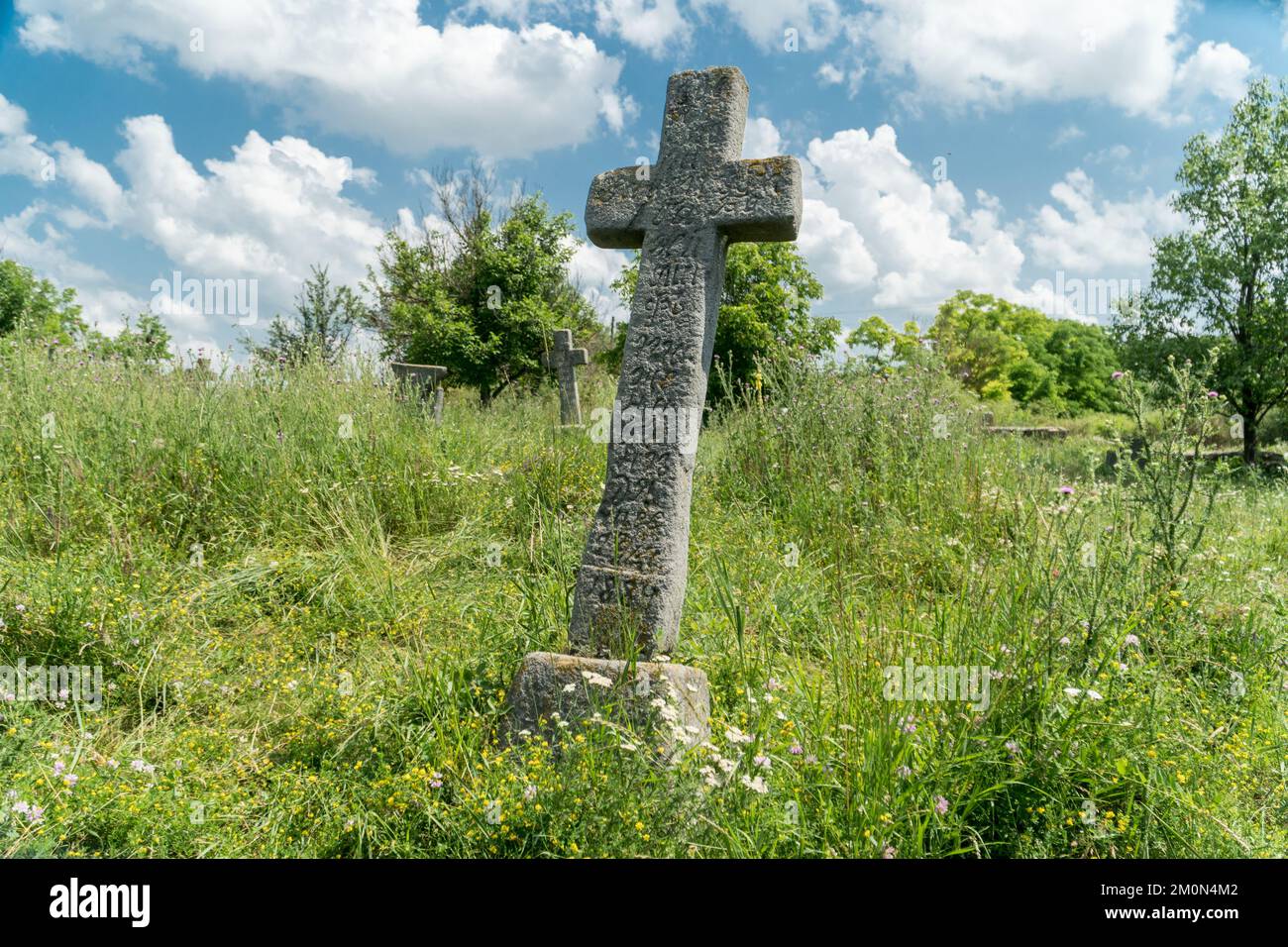 Antico cimitero abbandonato con sepolture dei Cossacchi nella riserva storica e culturale dello stato di Busha, situato nel villaggio di Busha a Podillya, Vinnytsa reg Foto Stock