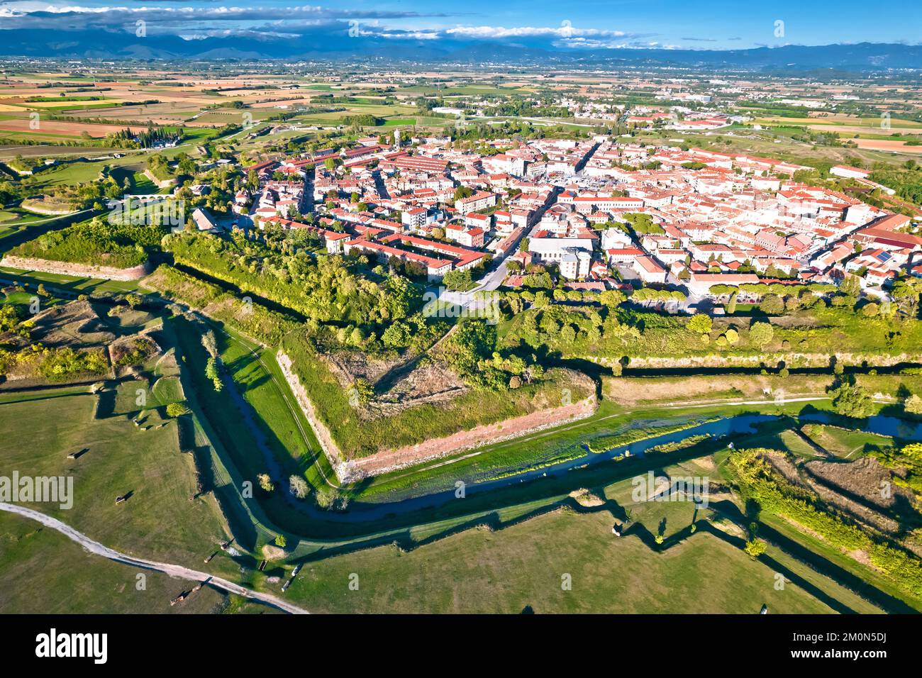 Città di Palmanova mura di difesa e trincee vista panoramica aerea, patrimonio dell'umanità dell'UNESCO in Friuli Venezia Giulia regione d'Italia Foto Stock