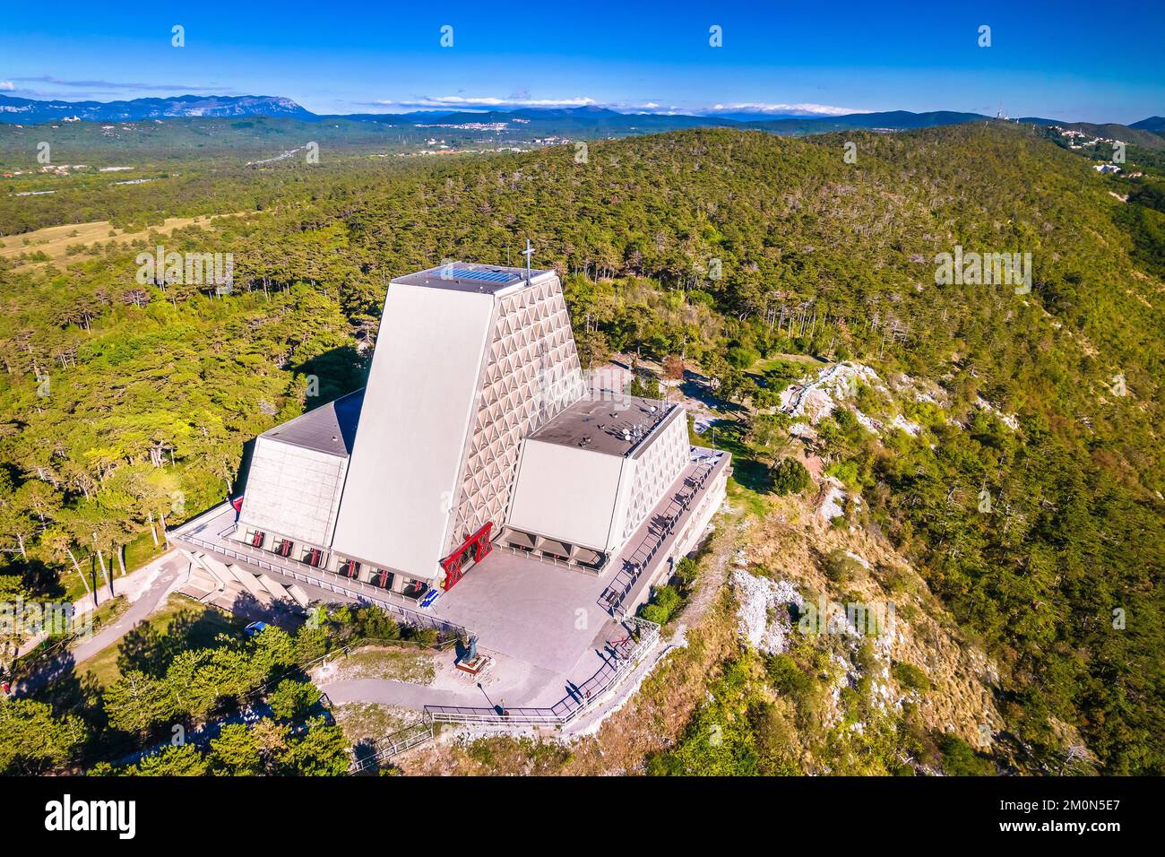 Il Tempio di Monte Grisa sul monte dell'altopiano carsico sopra la veduta aerea di Trieste, regione Friuli Venezia Giulia d'Italia Foto Stock