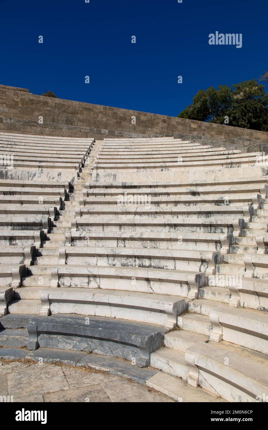 Teatro Odeon con sedie e scale in marmo. L'Acropoli di Rodi. Monte Smith Hill, isola di Rodi, Grecia Foto Stock